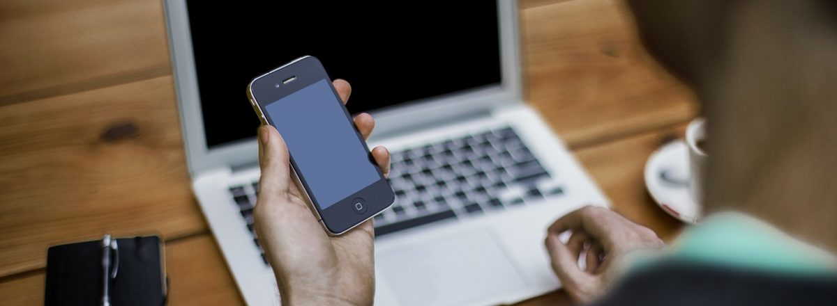 praca komputer smartphone