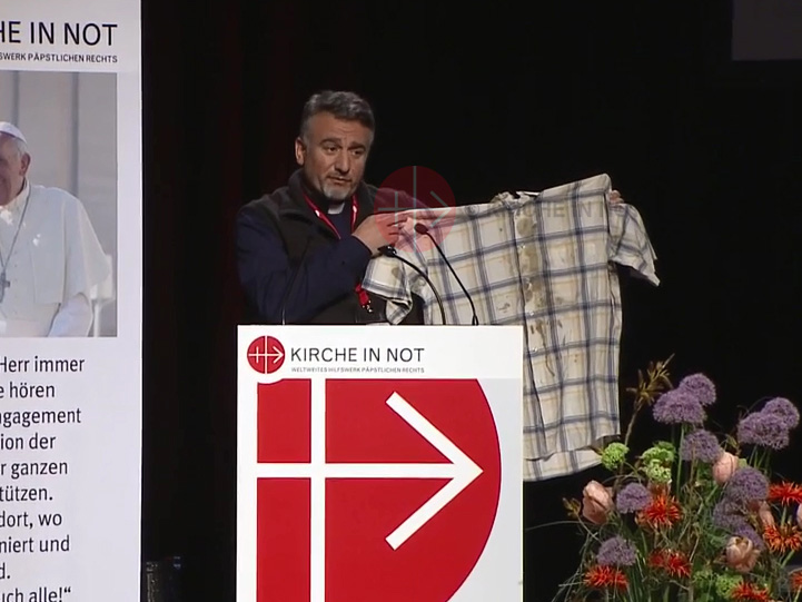 Würzburg: ks. Douglas Bazi prezentuje koszulę,w której był porwany przez Al Kaidę