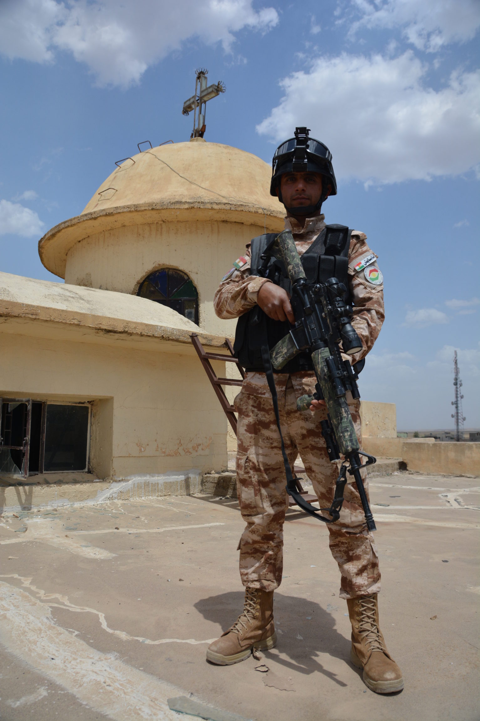 Irak: żołnierz z odziału Peshmkergów po odbisciu miasta z rąk ISIS