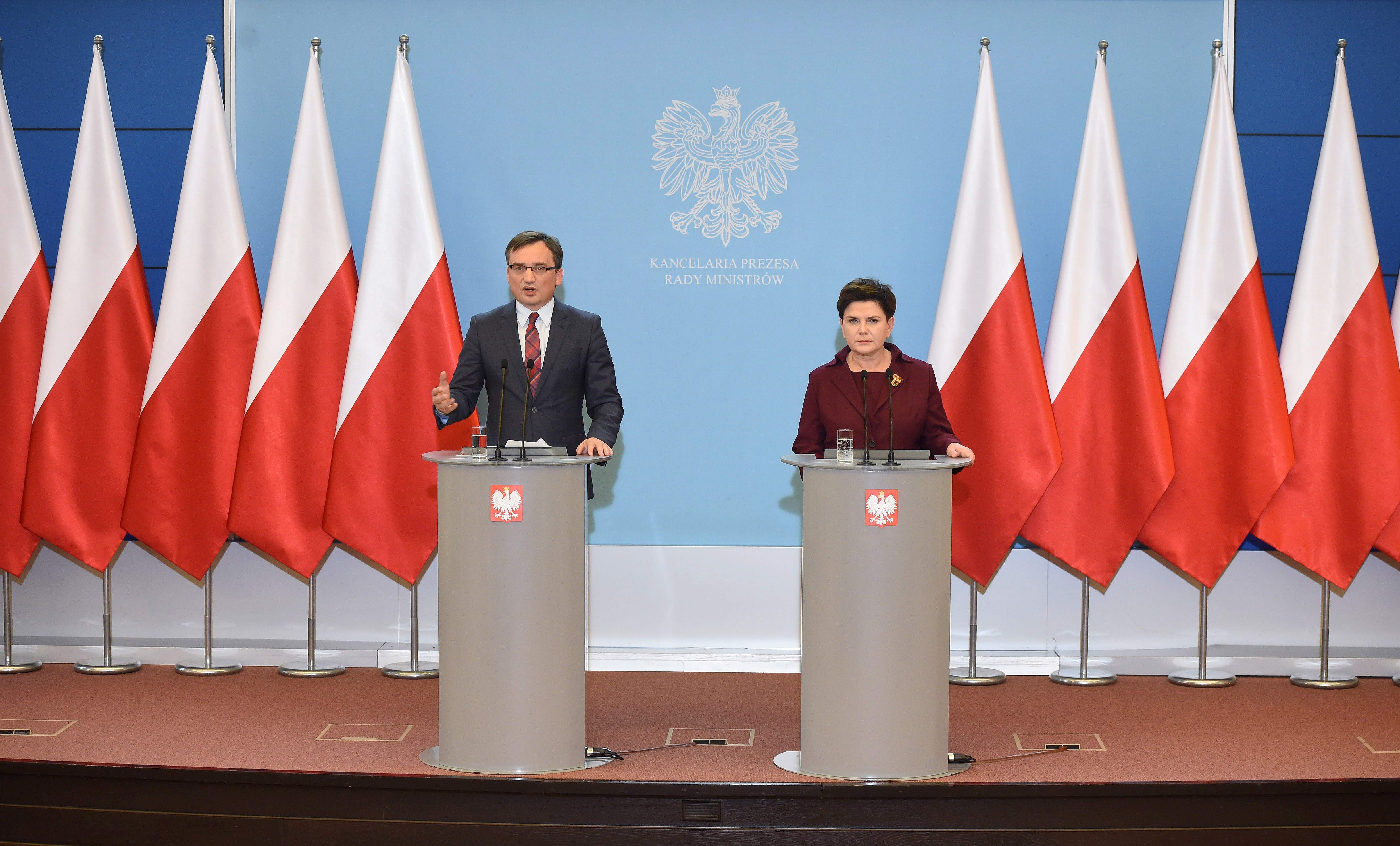 Premier Beata Szydło i minister sprawiedliwości prokurator generalny Zbigniew Ziobro podczas konferencji prasowej po posiedzeniu Rady Ministrów w KPRM. fot. PAP/Radek Pietruszka  