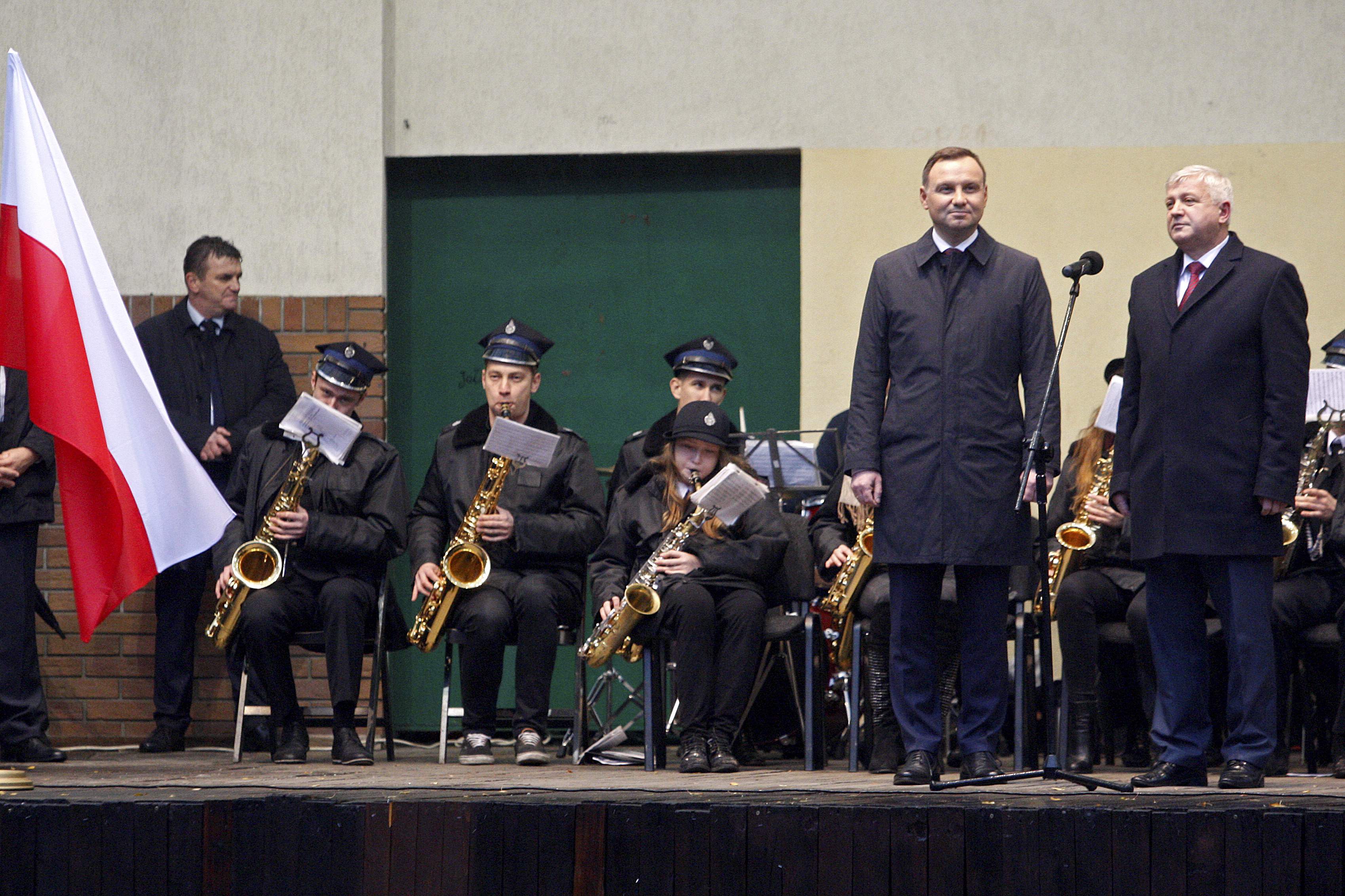 Prezydent Andrzej Duda oraz burmistrz Hajnówki Jerzy Sirak podczas spotkania z mieszkańcami w miejskim amfiteatrze. Prezydent Andrzej Duda, który przebywał w południowo-wschodniej części województwa podlaskiego odwiedził po południu Hajnówkę. fot. PAP/Artur Reszko