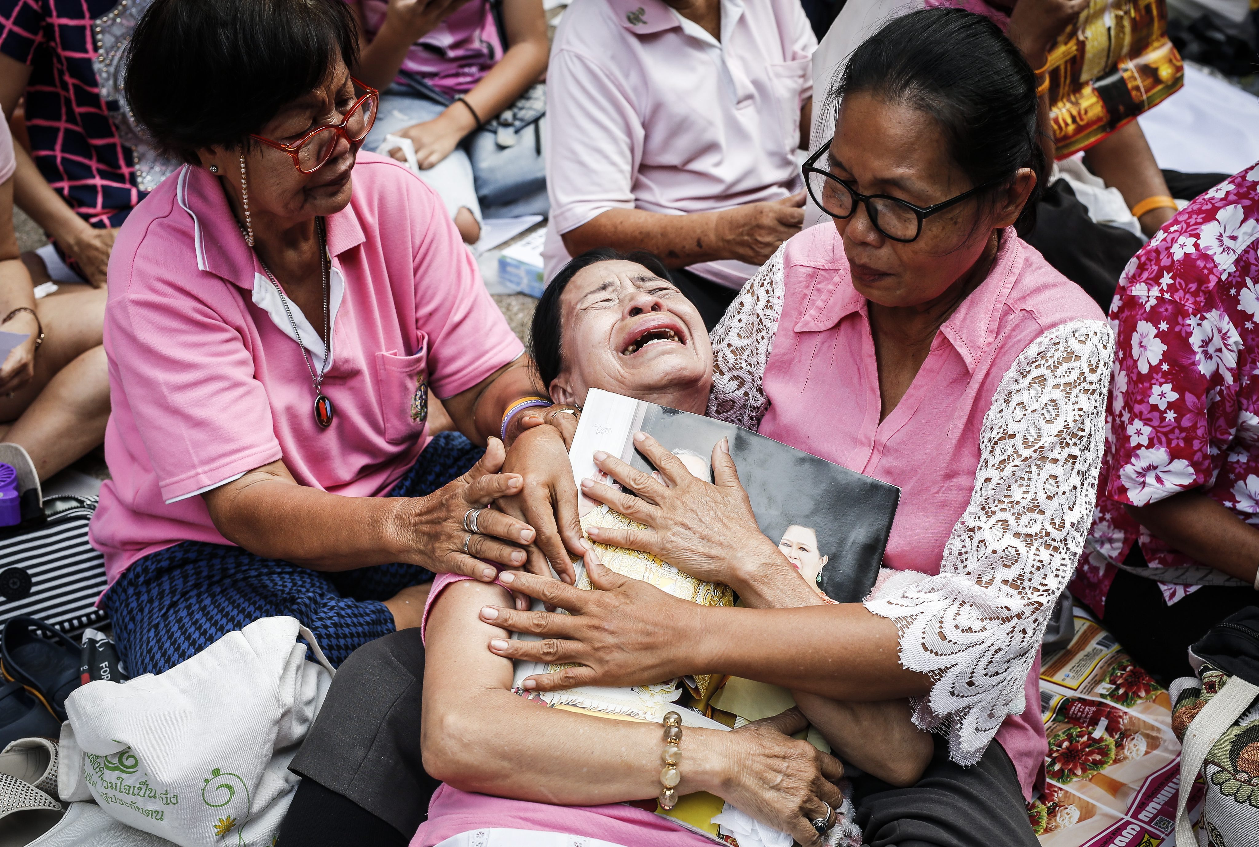 Około godziny 16 czasu lokalnego zmarł otoczony kultem król Tajlandii Bhumibol Adulyadej. Miał 88 lat i był najdłużej panującym monarchą na świecie. Gdy poinformowano o śmierci  Bhumibola Adulyadeja, pacjenci szpitala i obecni w ogrodach ludzie płakali, klękali i modlili się.