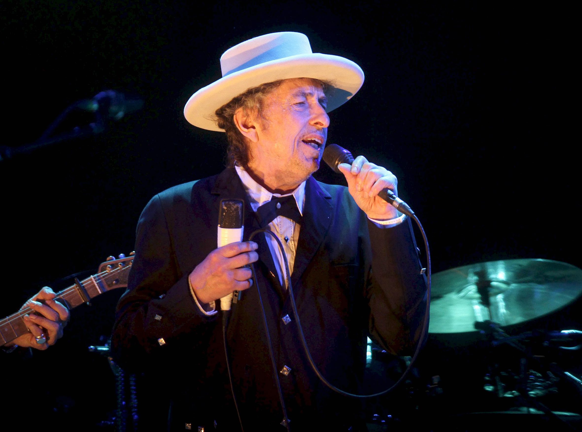 Bob Dylan dostał literackiego Nobla 2016. Wywołało to niemałe zaskoczenie wśród publiczności zgromadzonej w Sali Giełdy w Sztokholmie. Nie był faworytem w tegorocznych przednoblowskich spekulacjach, ale jego nazwisko jako potencjalnego kandydata do Nobla pojawiało się w poprzednich latach. Wielu obstawiało jednak, że po ponad 20 latach Nobel trafi nareszcie do autora z USA.