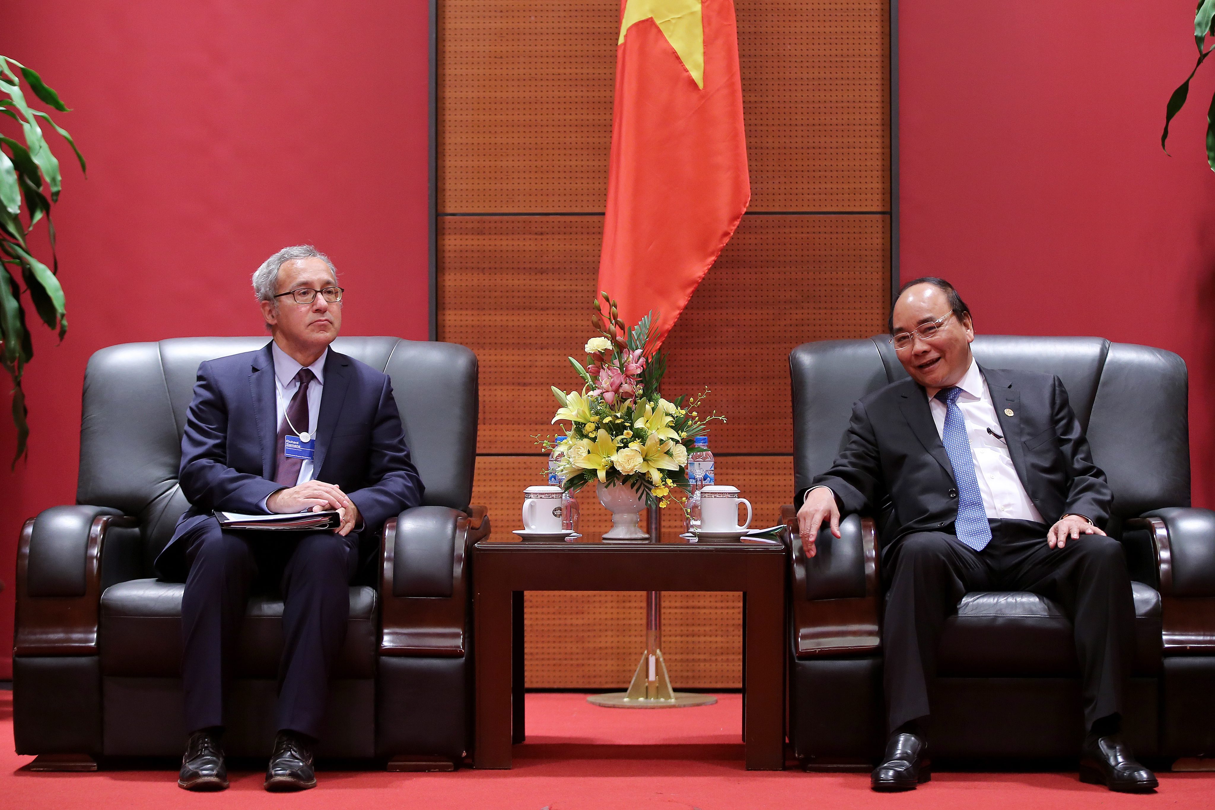 Wietnamski minister Nguyen Xuan Phuc spotkał się z Richardem Samans, członkiem Zarządu Światowego Forum Ekonomicznego. fot. EPA/LUONG THAI LINH 
Dostawca: PAP/EPA.