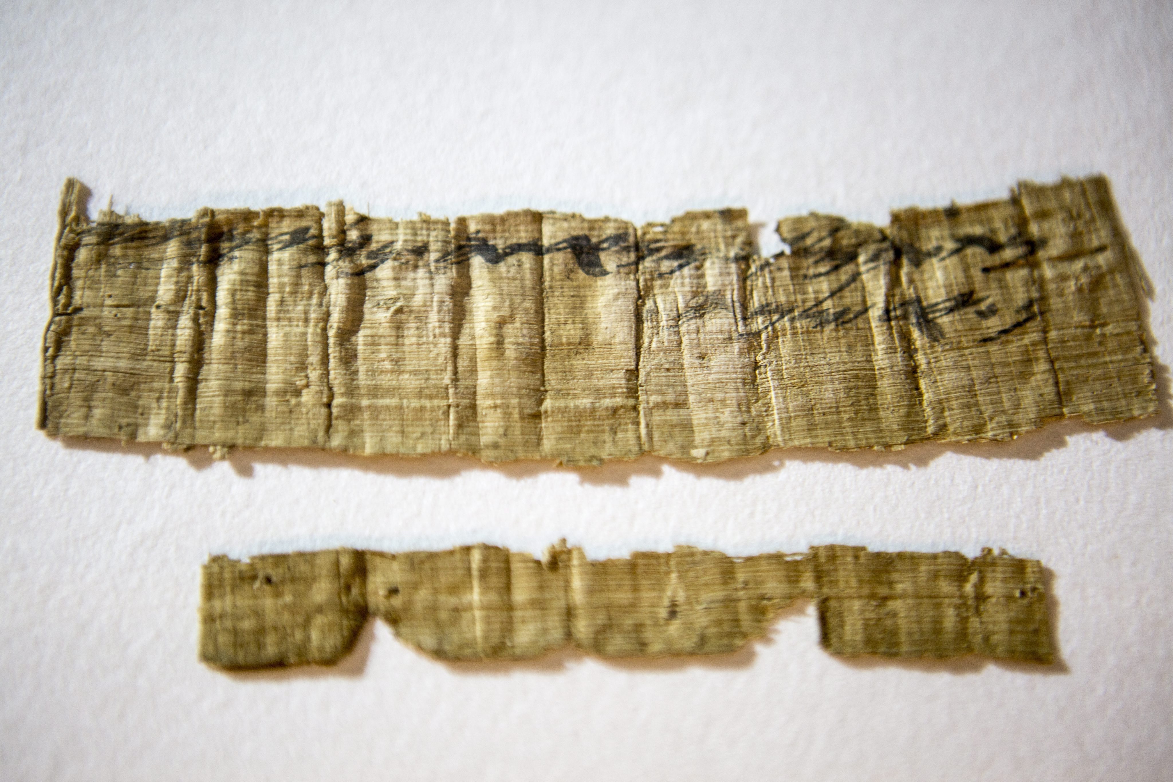 Znalezisko w Izraelu pochodzące z czasów Pierwszej Świątyni (VII w. przed Chrystusem). Znajduje się w Israel Antiquities Authority Museum. Posiada napisy po hebrajsku. fot. EPA/ATEF SAFADI 
Dostawca: PAP/EPA.
