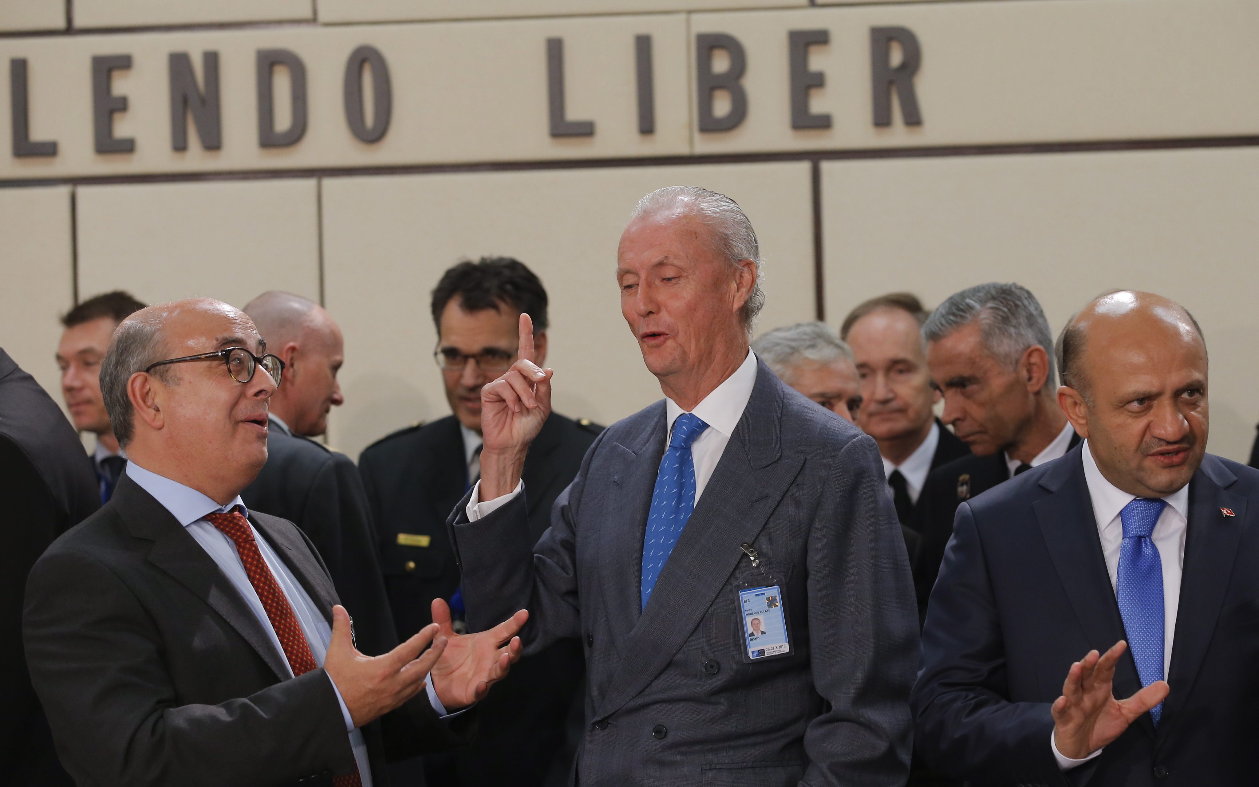 Portugalski minister  Jose Alberto Azeredo Lopez,hiszpański minister obrony Pedro Morenes i turecki minister obrony Fikri Isik podczas zebrania ministrów obrony NATO. fot. EPA/OLIVIER HOSLET 
