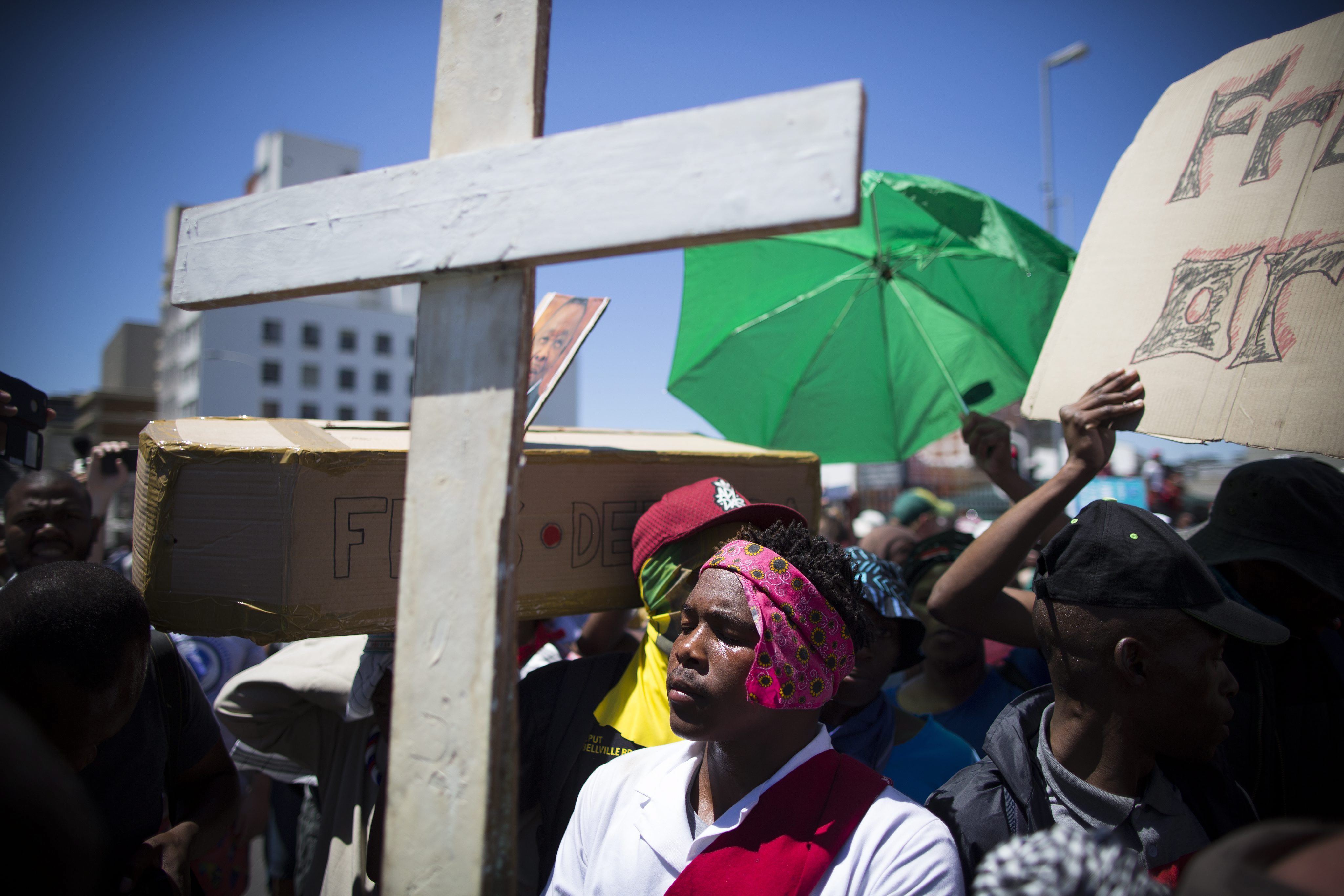 W Cape Town w RPA tysiące studentów protestują przed budynkiem parlamentu przeciwko polityce budżetowej. fot. EPA/NIC BOTHMA 