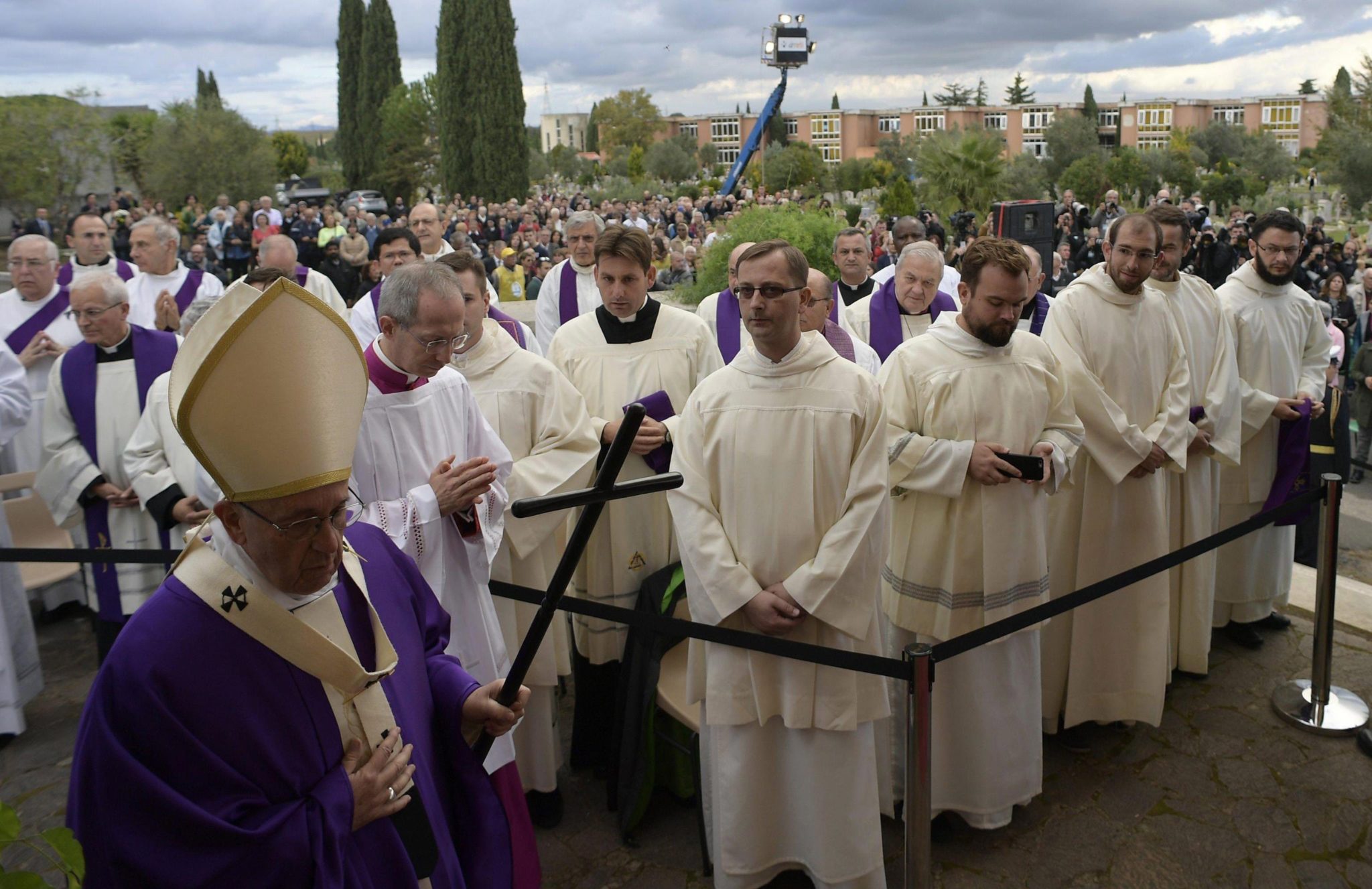 Rzym: papież Franciszek podczas Mszy św. w dzień zaduszny, na rzymskim cmentarzu Flaminio (foto. PAP/EPA/OSSERVATORE ROMANO)