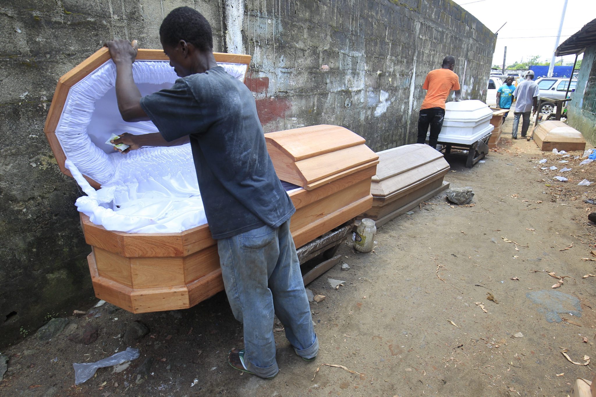 Liberia: produkcja trumien (foto. PAP/EPA/AHMED JALLANZO)
