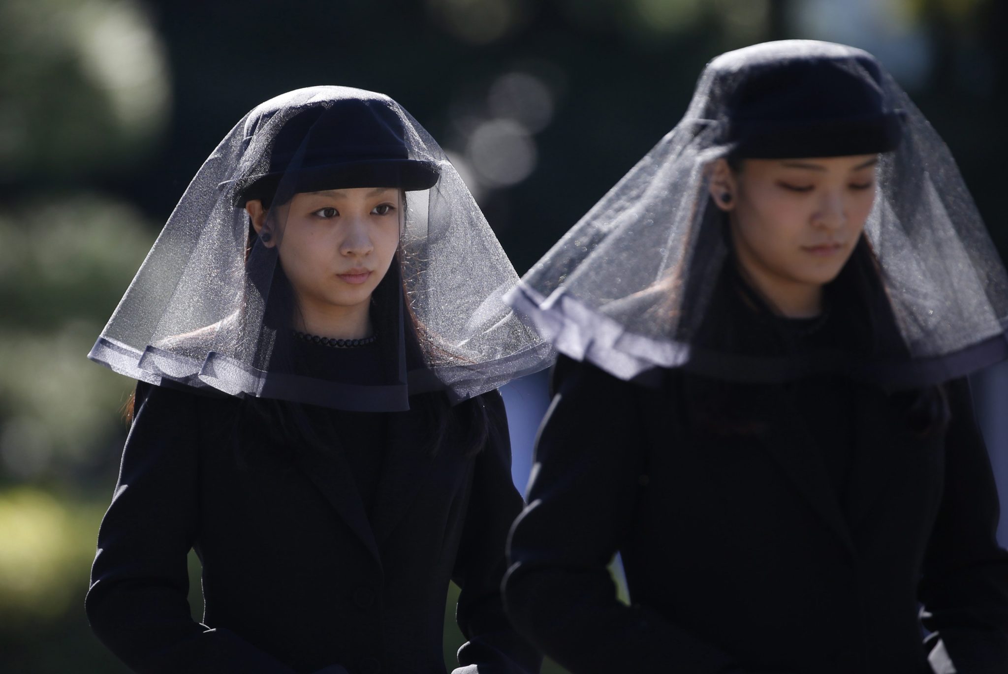 Japońskie księżniczki Kako i Mako uczestniczące w pogrzebie księcia Mikasa, brata aktualnie rządzącego Akihito. Fot.  EPA/TORU HANAI/POOL 