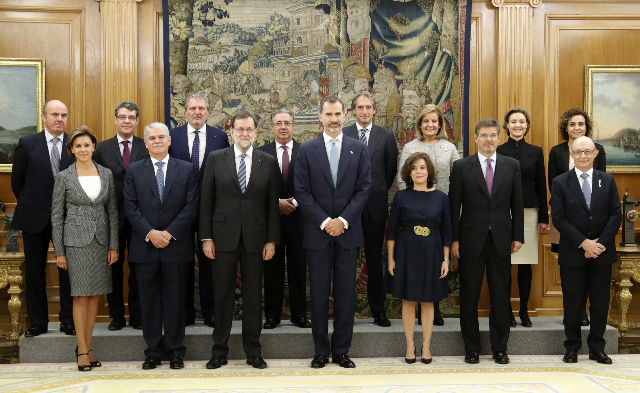 Hiszpański król Filip VI wraz z członkami nowego rządu.  Fot. EPA/ANGEL DIAZ / POOL 