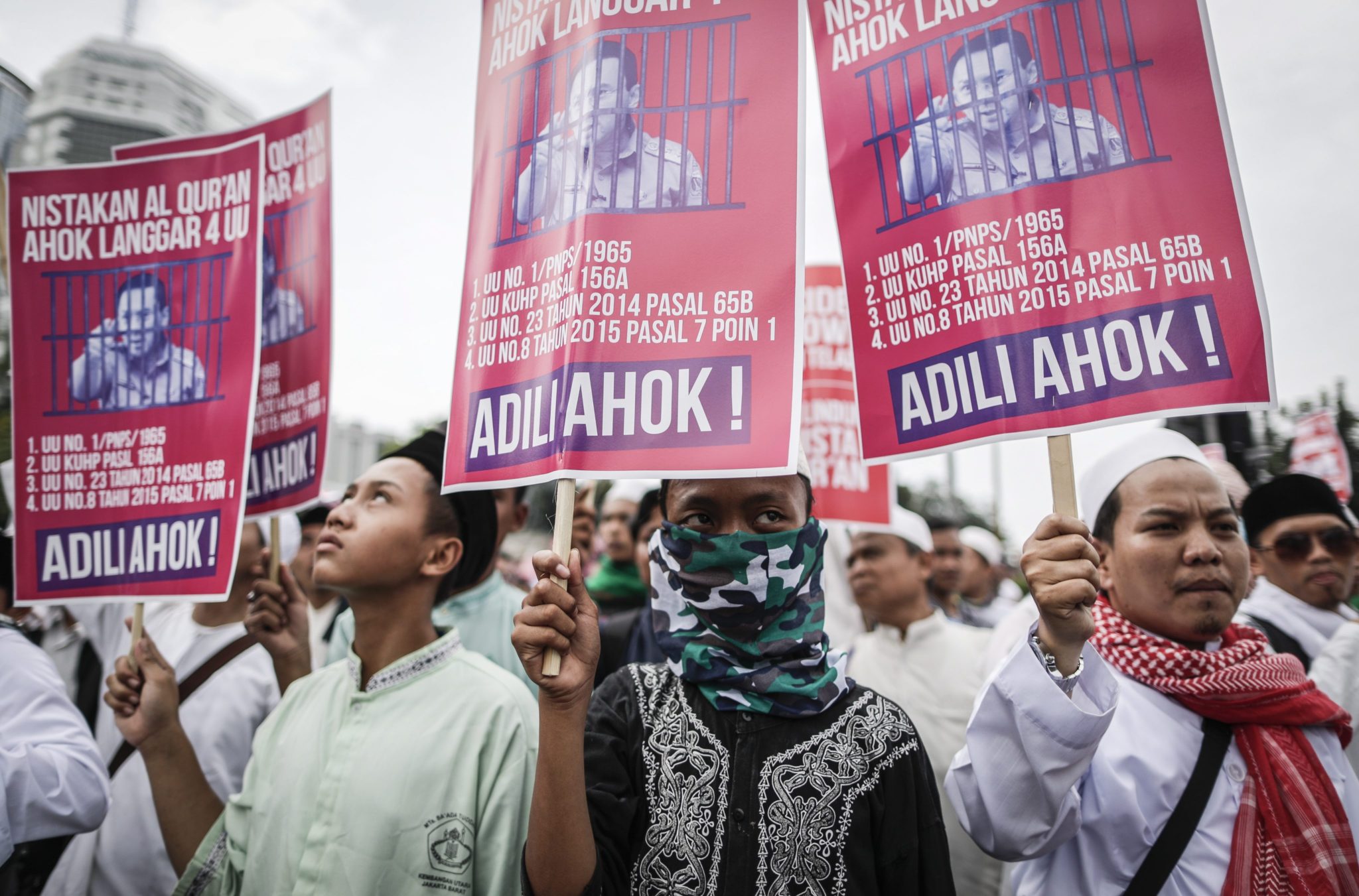 Muzułmański protest w Indonezji przeciwko gubernatorowi, który obraził Koran. Fot. EPA/MAST IRHAM 