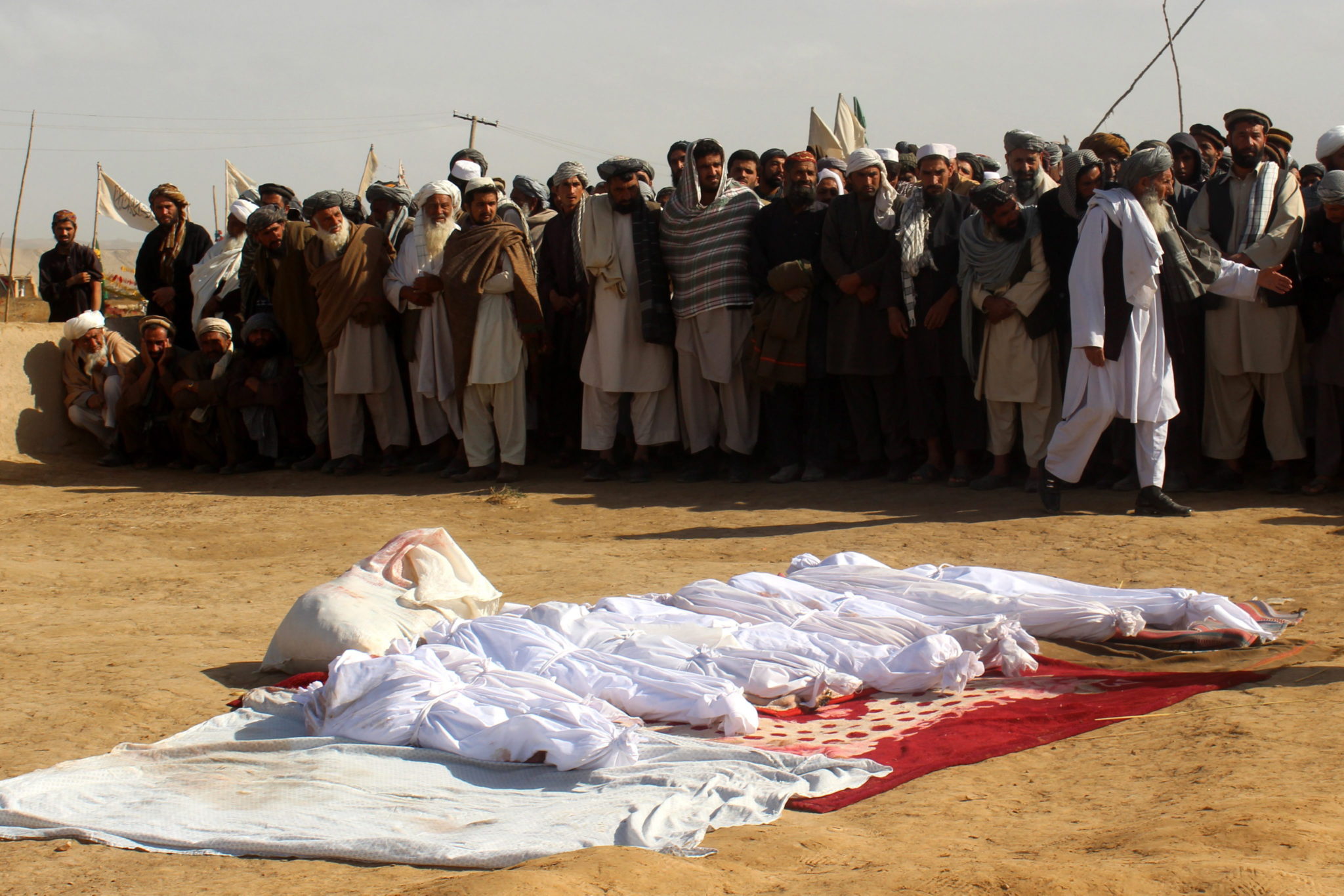 Pogrzeb argańskich dzieci zabitych podczas nalotów NATO w Kunduzie, Afganistan. Fot. EPA/NAJIM RAHIM ATTENTION EDITORS : PICTURE CONTAINS GRAPHIC CONTENT