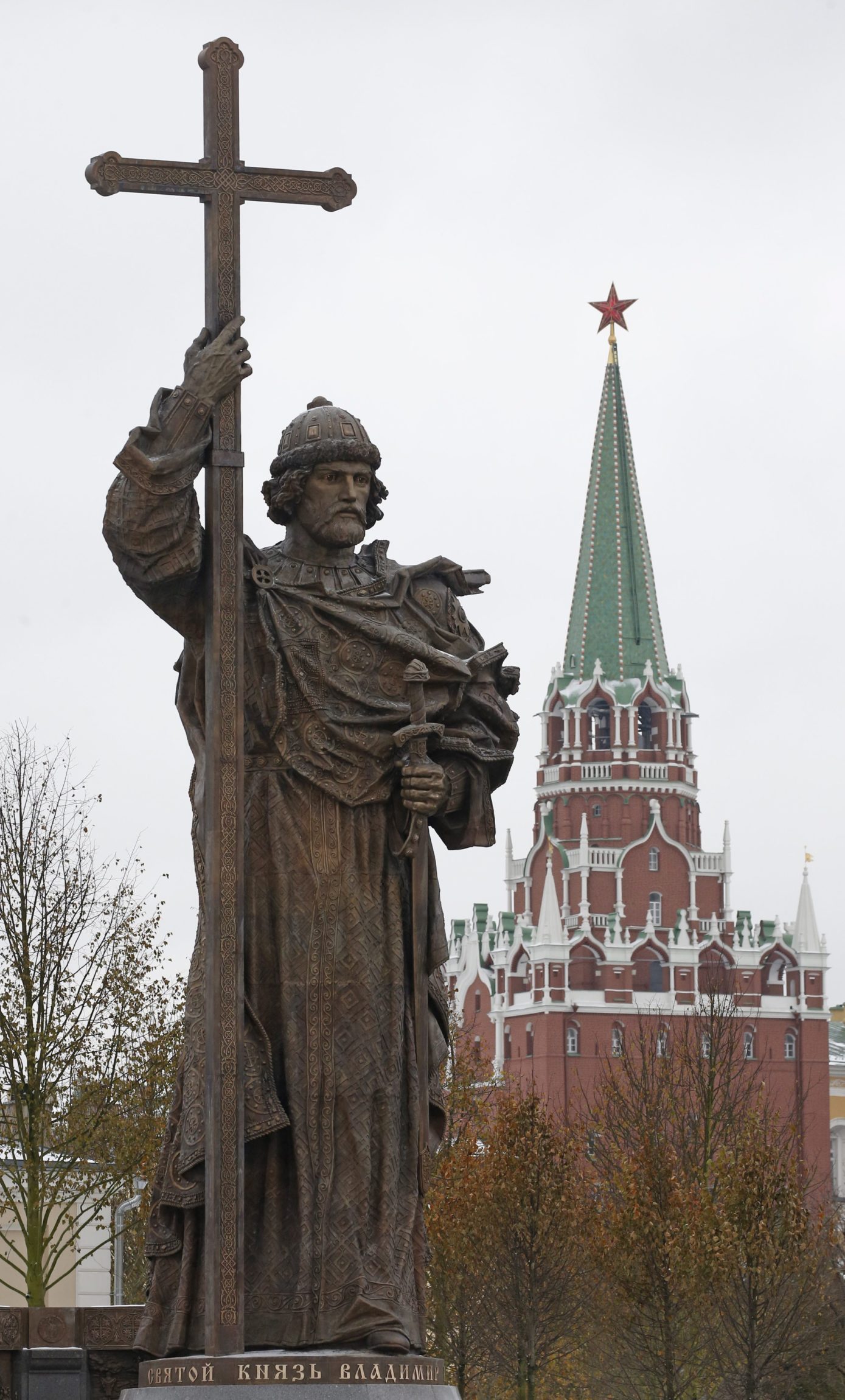 Odsłonięto pomnik św. Włodzimierza na Kremlu. Fot. EPA/SERGEI CHIRIKOV 