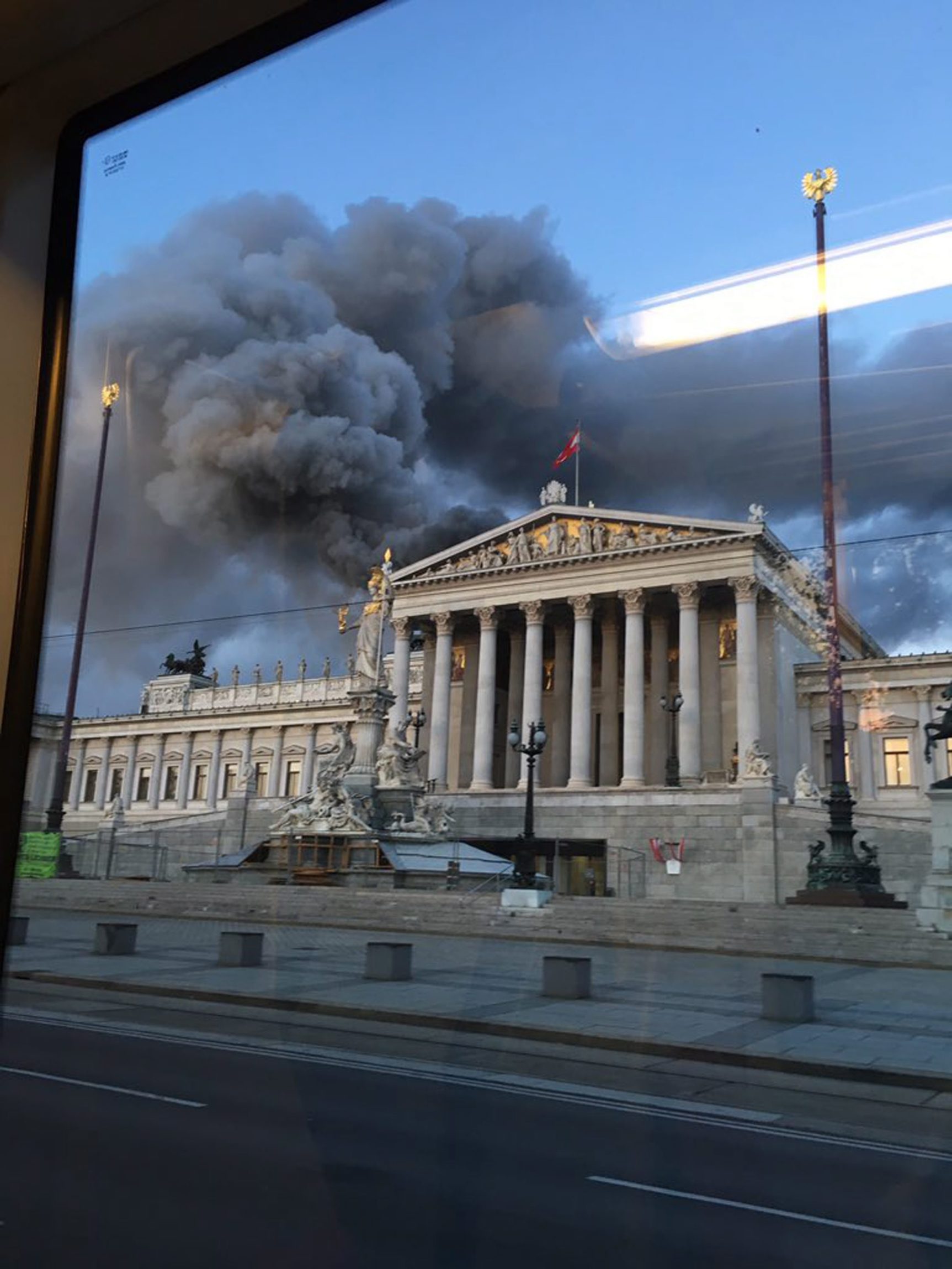 Pożar w budynku austriackiego parlementu. Fot.  EPA/PETRA PINKER   EDITORIAL USE ONLY/NO SALES 
