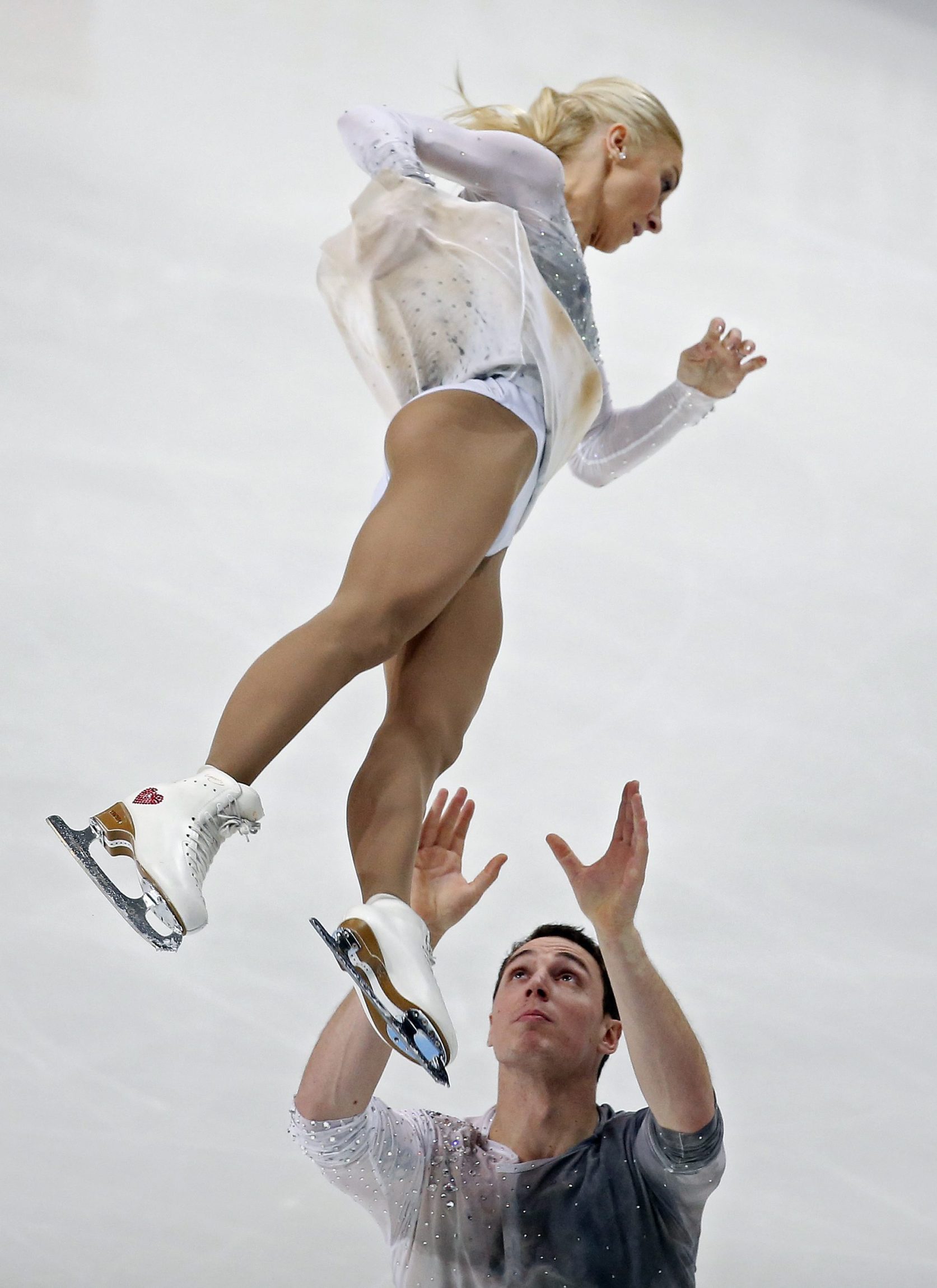 Aliona Savchenko i Bruno Massot z Niemiec w czasie występu podczas  Grand Prix Łyżwiarstwa figurowego w Moskwie, Rosja, 5 listopada 2016