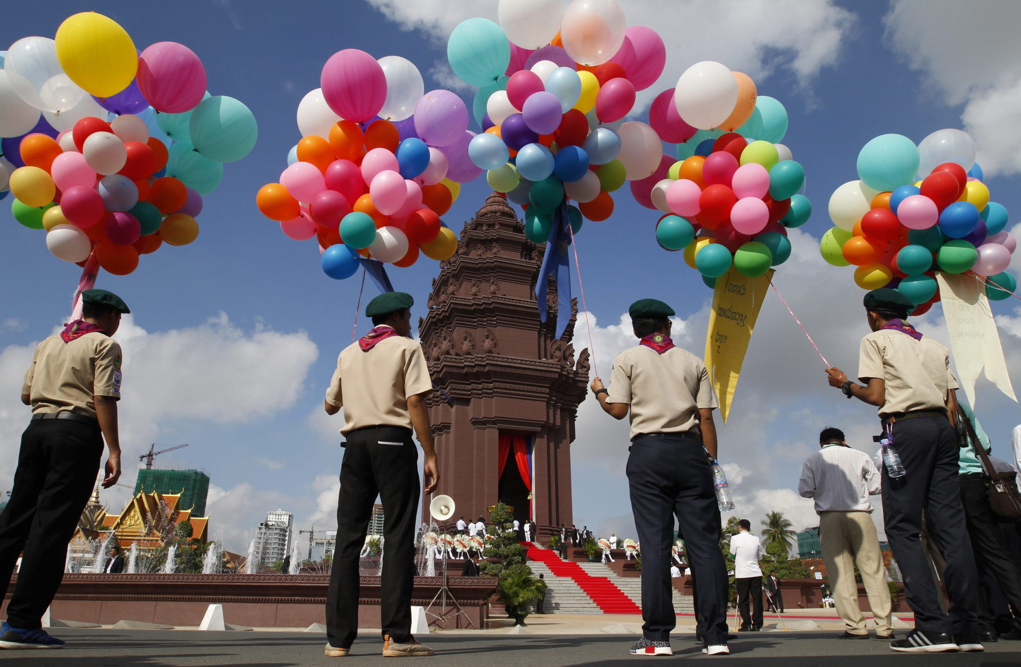 Kambodża: obchody 63 rocznicy odzyskania niepodległości (foto. PAP/EPA/MAK REMISSA)