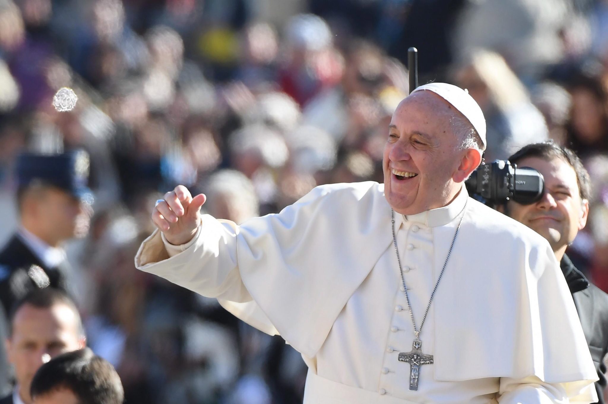 Watykan: papież Franciszek podczas audiencji generalnej na Placu św. Piotra (foto. PAP/EPA/CLAUDIO PERI)