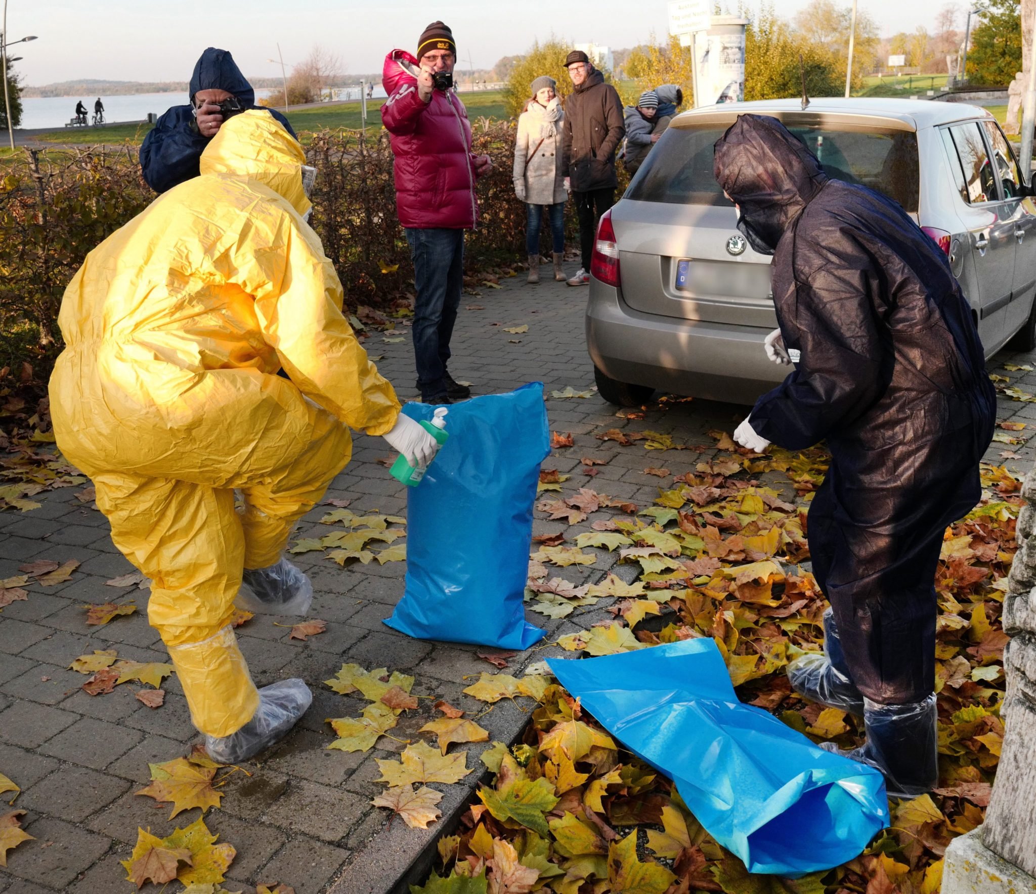 Pracownicy Inspektoratu weterynarii noszą ochronne stroje przy kolejnym znalezisku ptaka zarażonego prawdopodobnie wirusem ptasiej grypy. Markkleeberg, Niemcy.