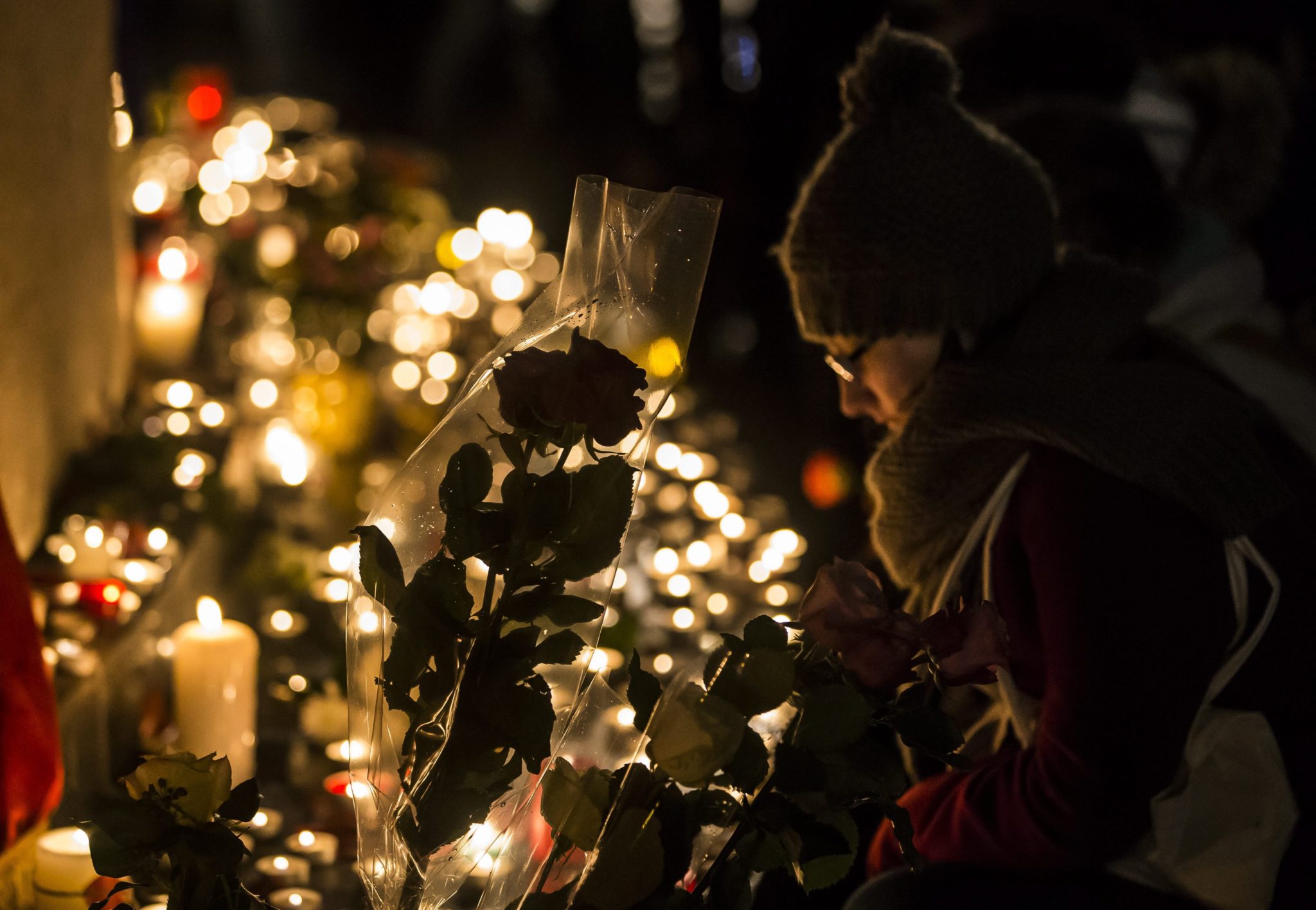 Kobieta upamiętnia ofiary zamachów w Paryżu w pierwszą rocznicę tragedii, Place de la Republique, Paryż, Francja