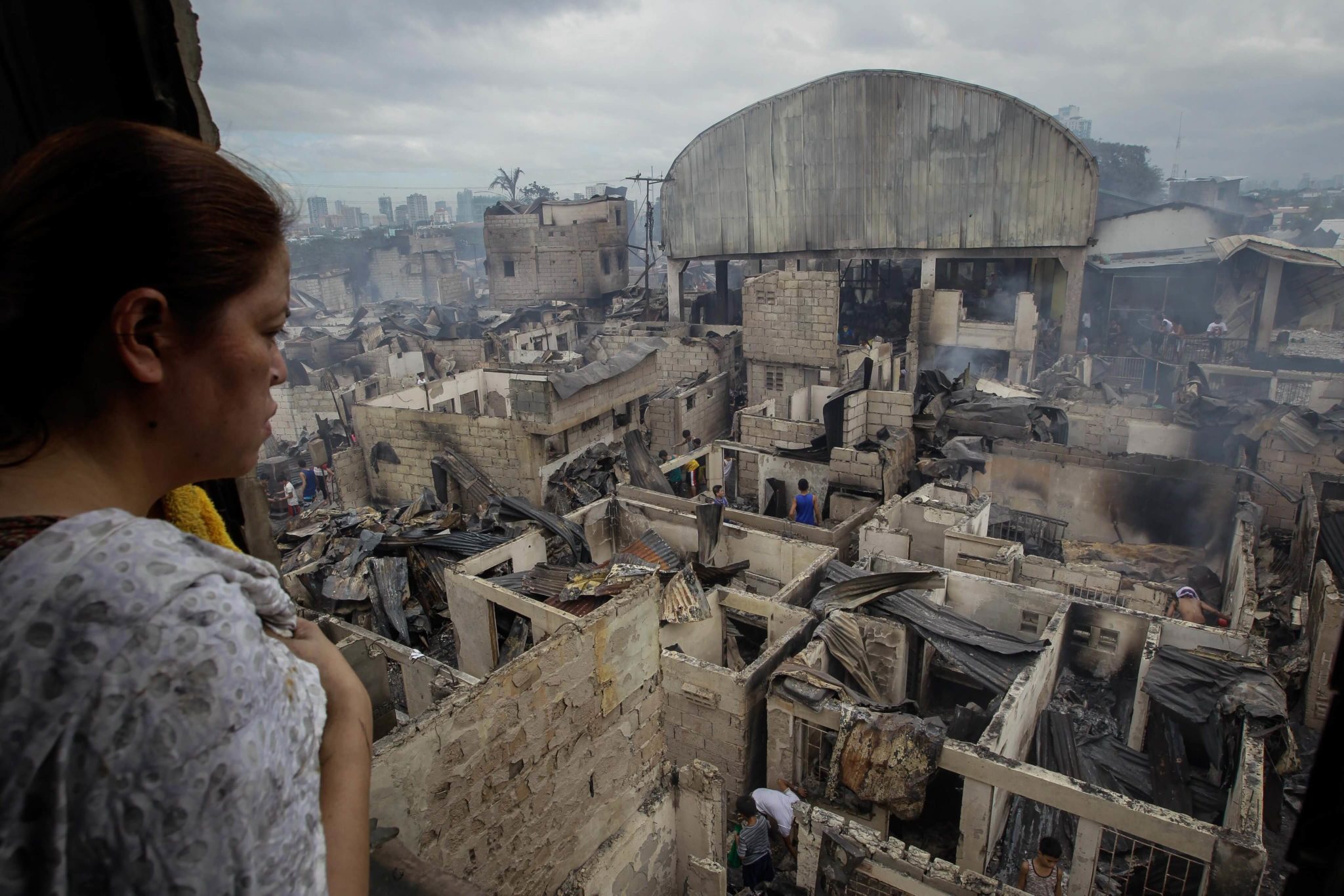 Filipiny: zniszczenia po pożarze w Mandaluyong (foto. PAP/EPA/MARK R. CRISTINO)