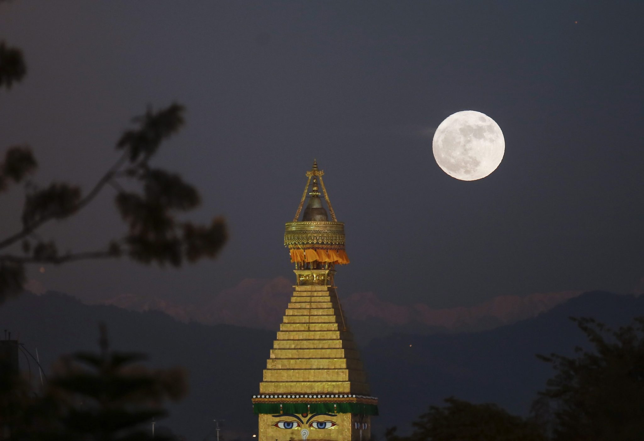 Nepal: pełnia księżyca (foto. PAP/EPA/HEIN HTET)