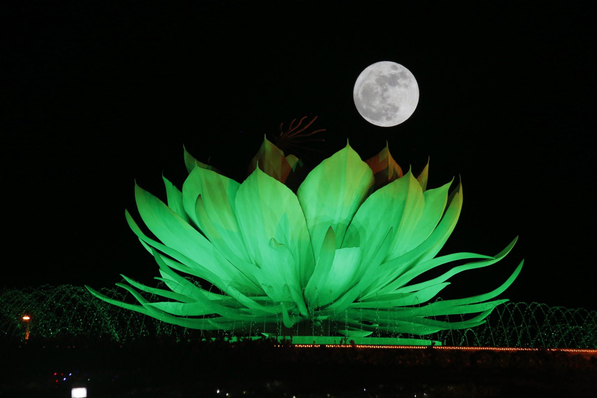 Birma: pełnia księżyca (foto. PAP/EPA/NARENDRA SHRESTHA)