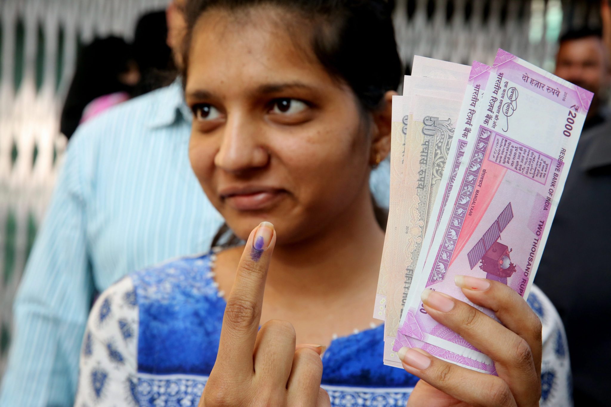 Indie: denominacja i wymiana pieniędzy w Bhopal (foto.PAP/EPA/SANJEEV GUPTA)