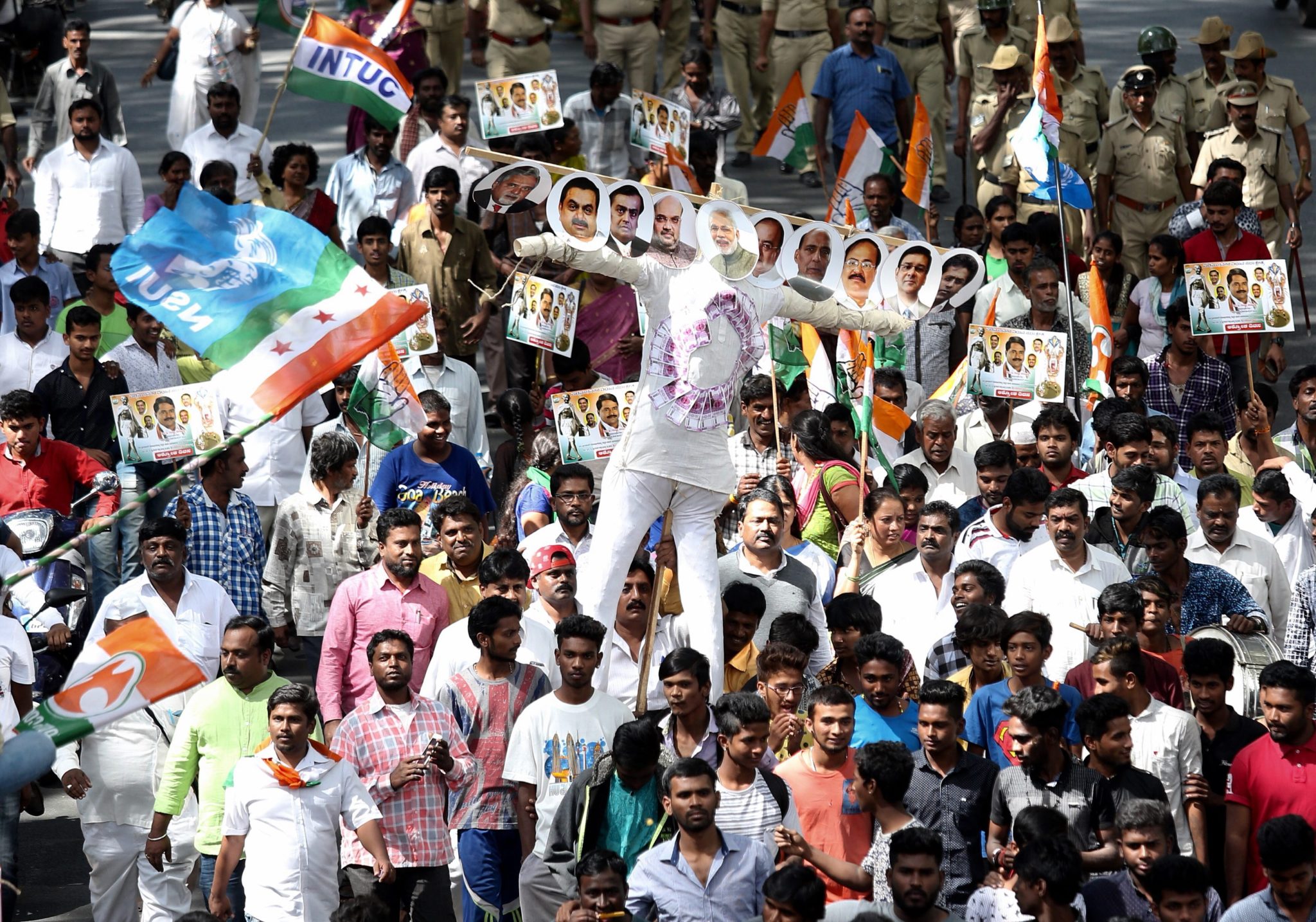 Indie: protest przeciwko denominacje lokalnej waluty w Bangalore (foto. PAP/EPA/JAGADEESH NV)