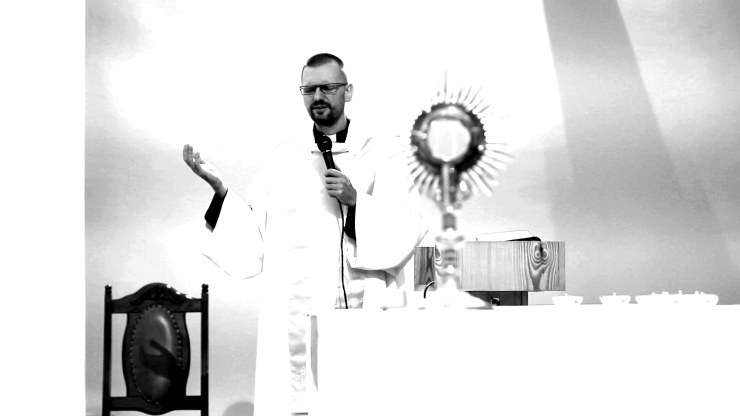 Ks. Radosław Rafał MSF podczas wielbienia wspólnoty Flp 3, 8, fot. Dariusz Wilczak