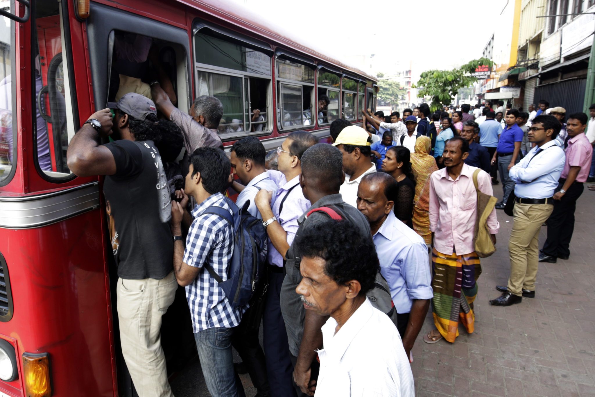 Sri Lanka: protest prywatnych przewoźników spowodowany nałożeniem nowego podatku drogowego (foto. PAP/EPA/M.A.PUSHPA KUMARA)