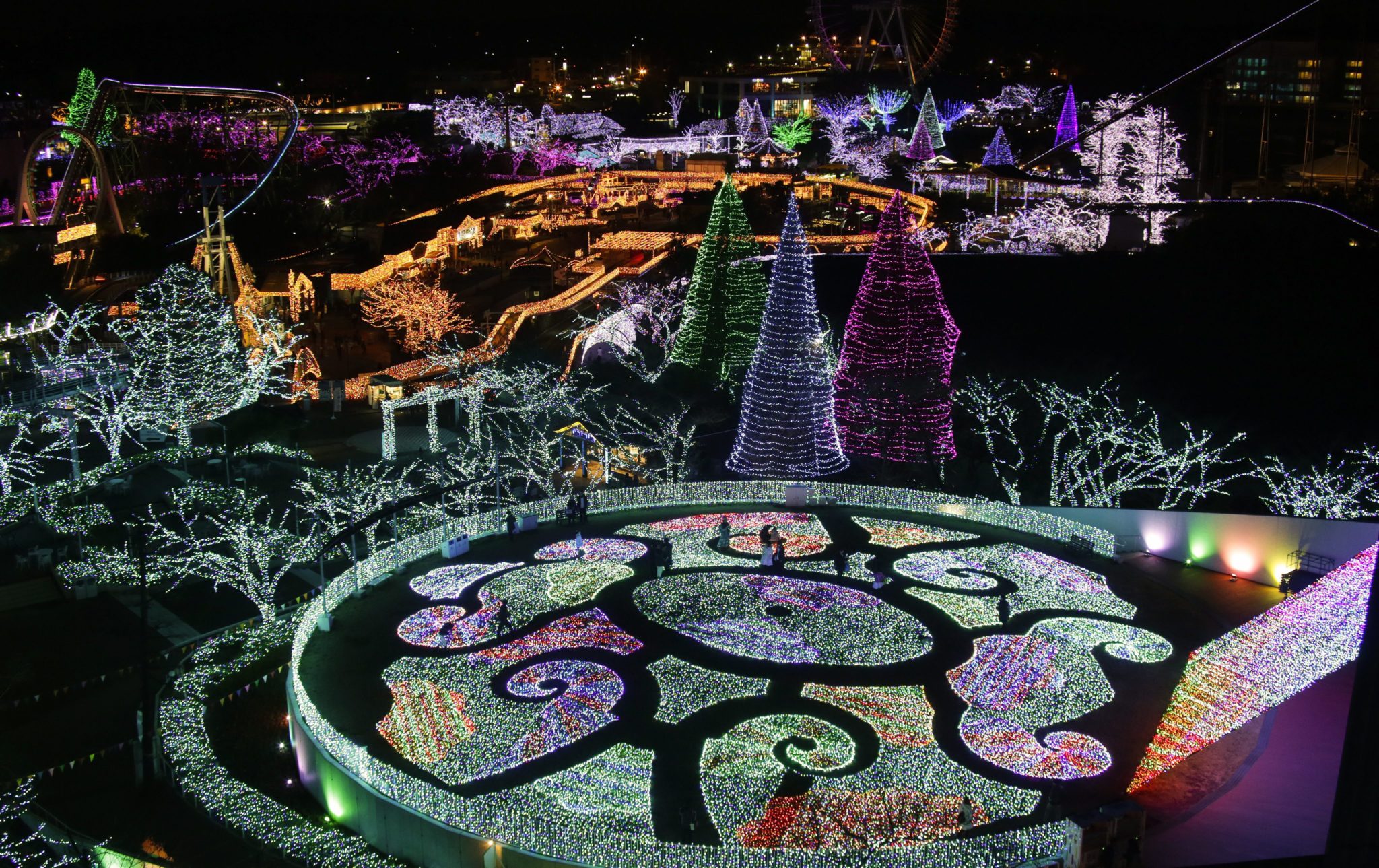 Japonia: park w Tokio ozdobiony lampkami świątecznymi (foto. PAP/EPA/KIMIMASA MAYAMA)  