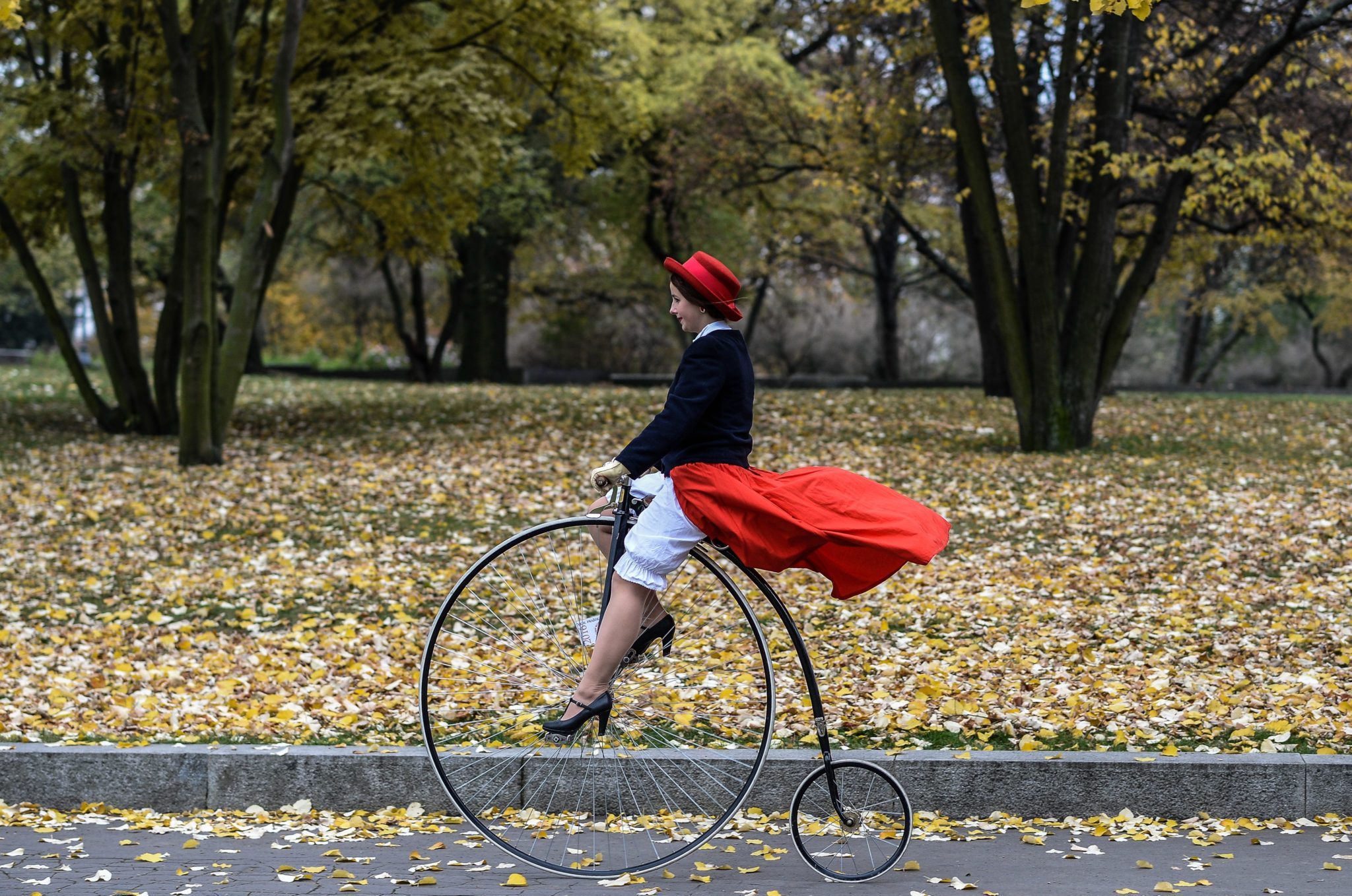 Czechy: pokaz tradycyjnych bicyklów w Pradze (foto. PAP/EPA/Filip Singer)