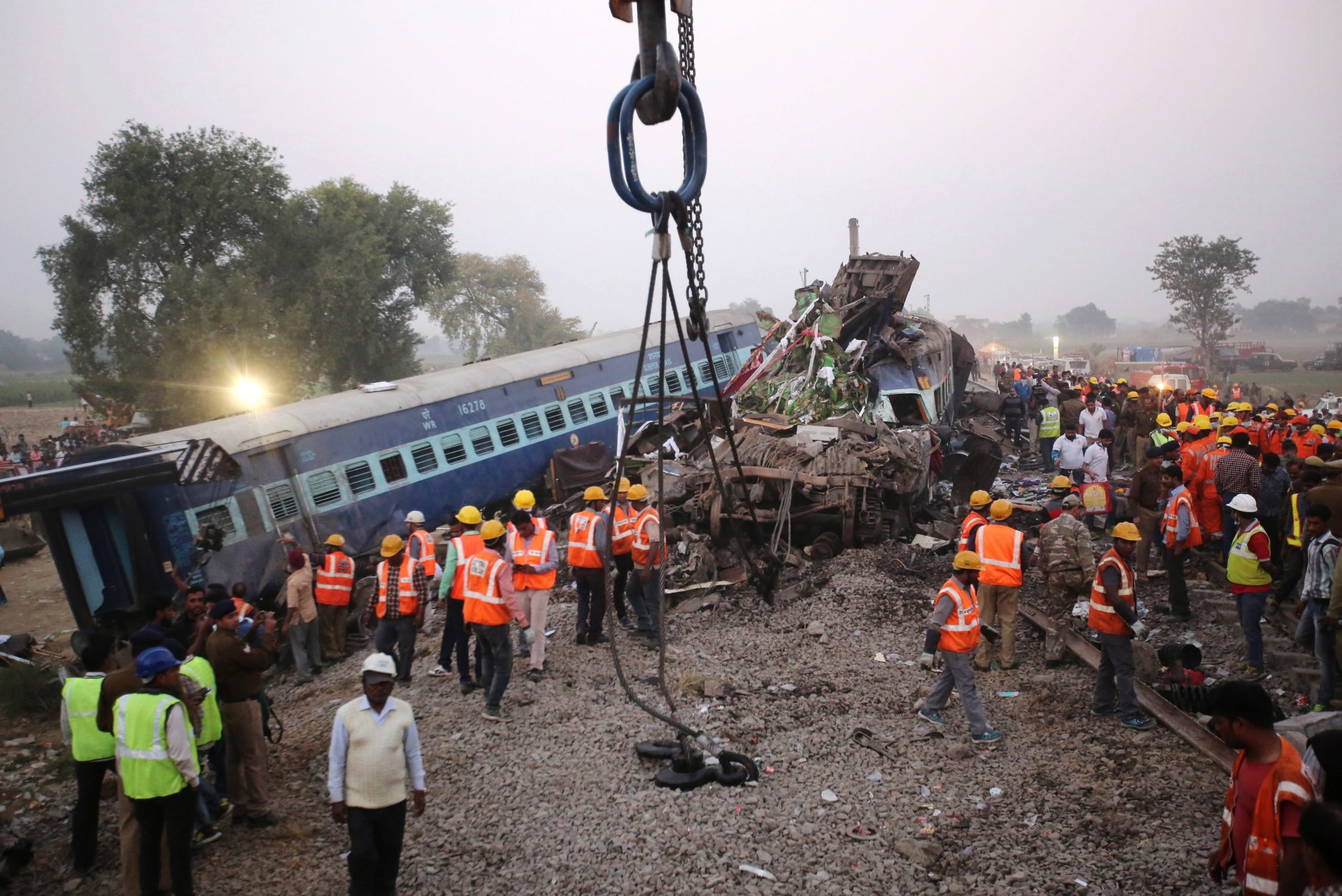 Indie: wypadek kolejowy w Uttar Pradesh (foto. PAP/EPA/Rajat Gupta) 