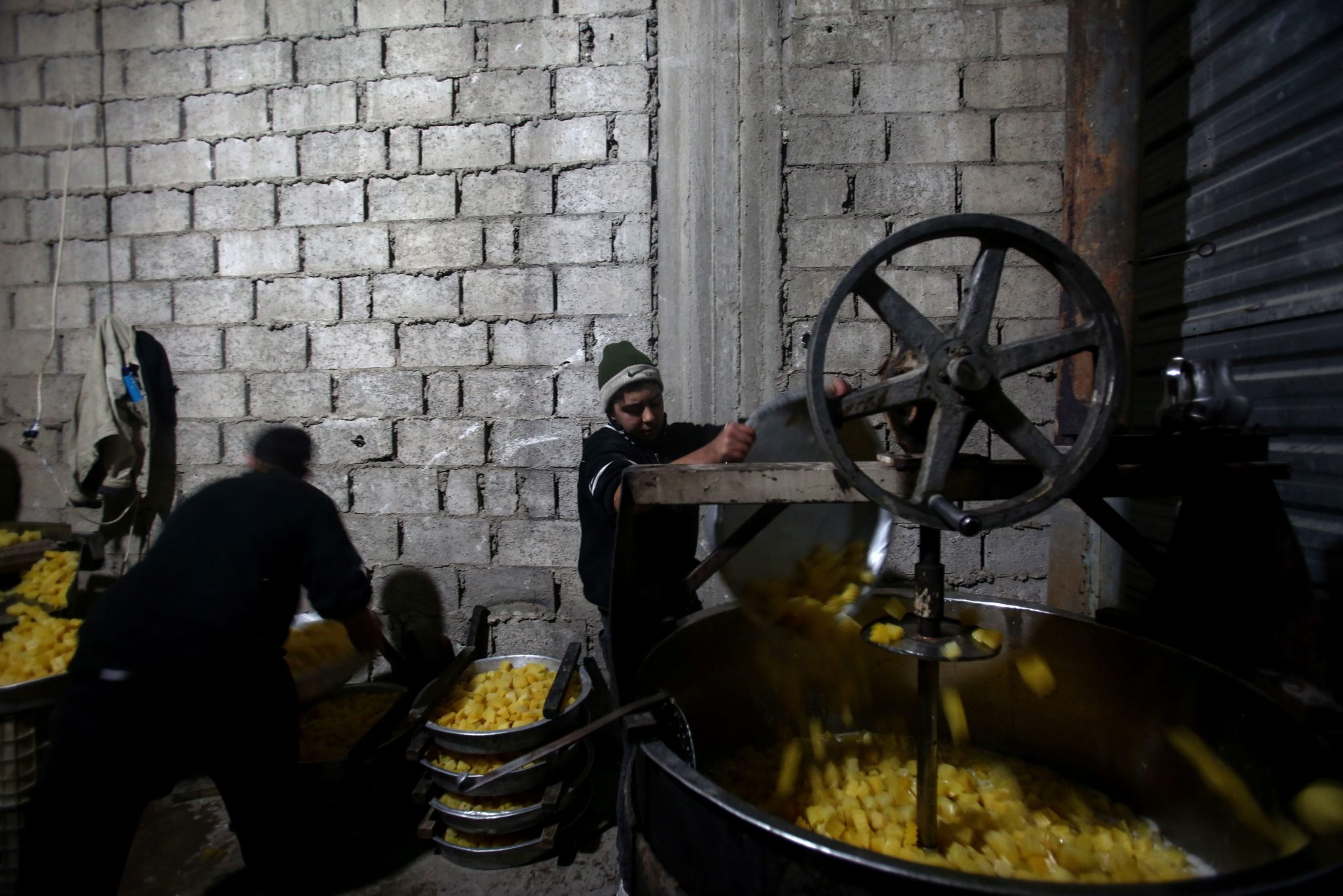Syria: prace w lokalnej przetwórni warzyw i owoców w Hamorieh, w okolicach Damaszku (foto. PAP/EPA/MOHAMMED BADRA)