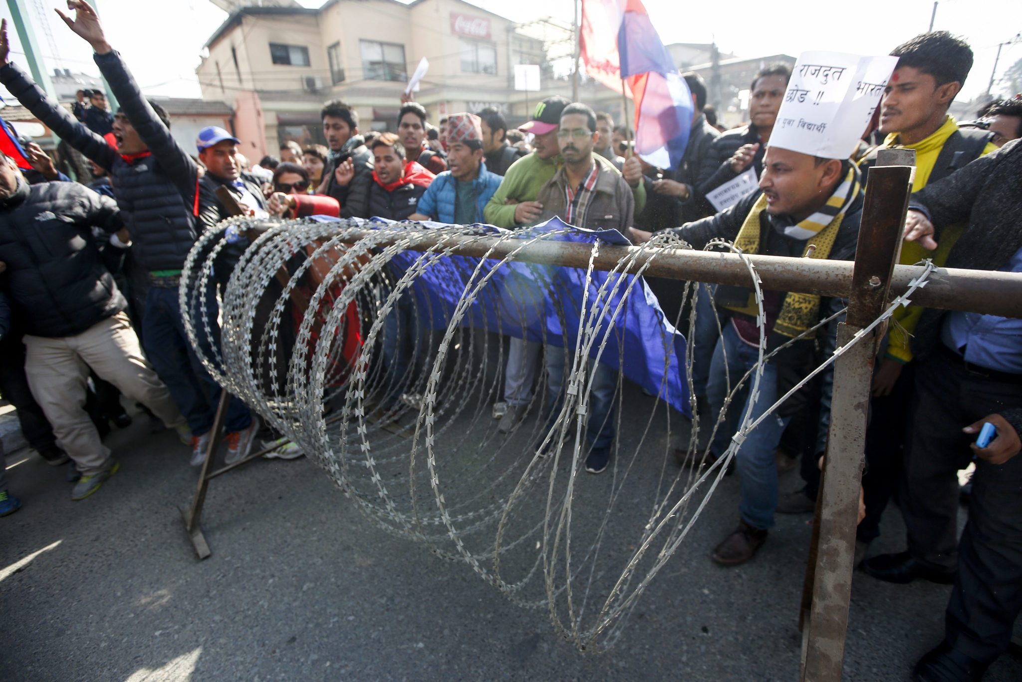 Nepal: protesty przeciwko agresywnej polityce Indii w Katmandu (foto. PAP/EPA/NARENDRA SHRESTHA)