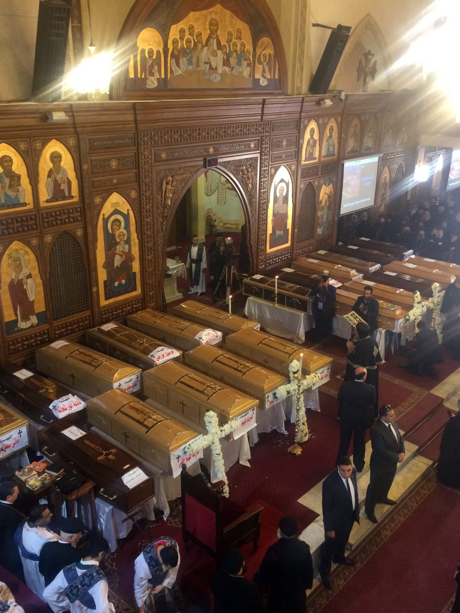 Egipt: pogrzeb ofiar zamachu przeprowadzonego w koptyjskiej katedrze w Kairze (foto. PAP/EPA/KHALED ELFIQI)