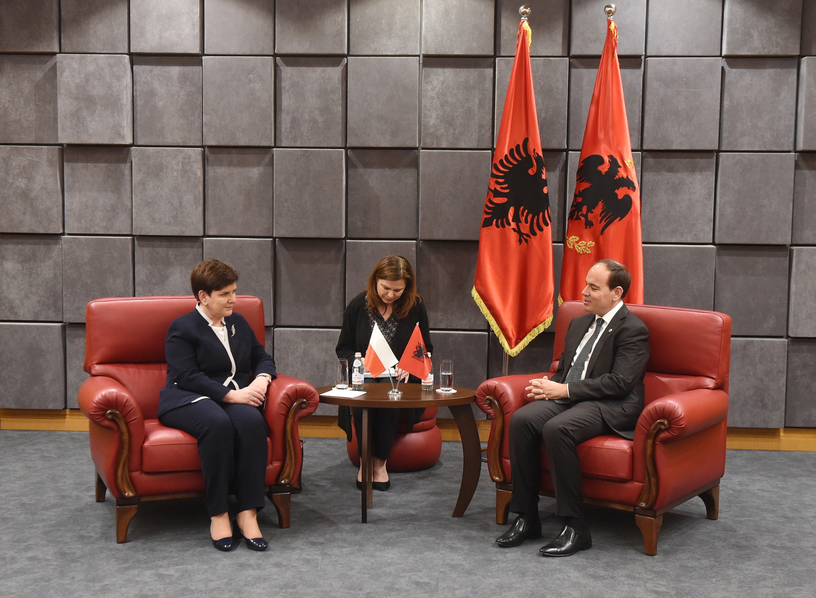 Premier Beata Szydło podczas spotkania z Albańskim prezydentem Bujarem Nishanim w Tiranie. PAP/Radek Pietruszka