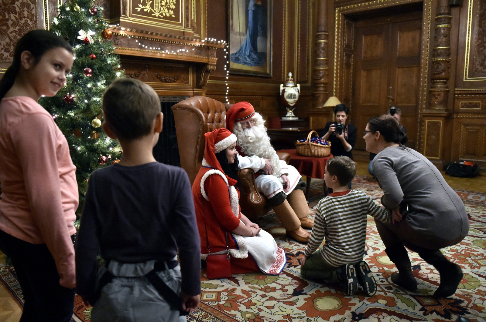 Święty Mikołaj podczas spotkania z dziećmi w Budapeszcie. fot. EPA/ZOLTAN MATHE HUNGARY OUT