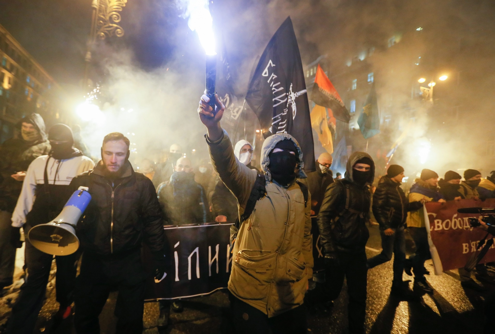 Aktywiści i zwolennicy ukraińskich grup nacjonalistycznych wzięli udział w wiecu na Placu Niepodległości w centrum Kijowa. fot. EPA/SERGEY DOLZHENKO