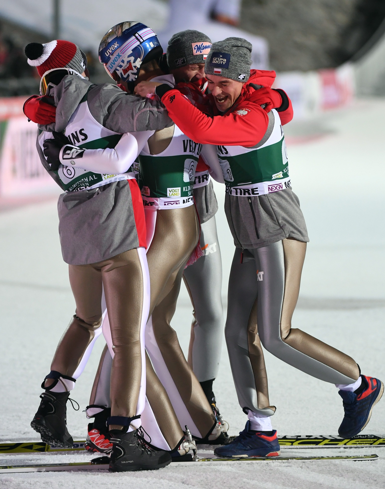 Polski zespół skoczków narciarskich świętuje historyczne zwycięstwo w konkursie drużynowym.