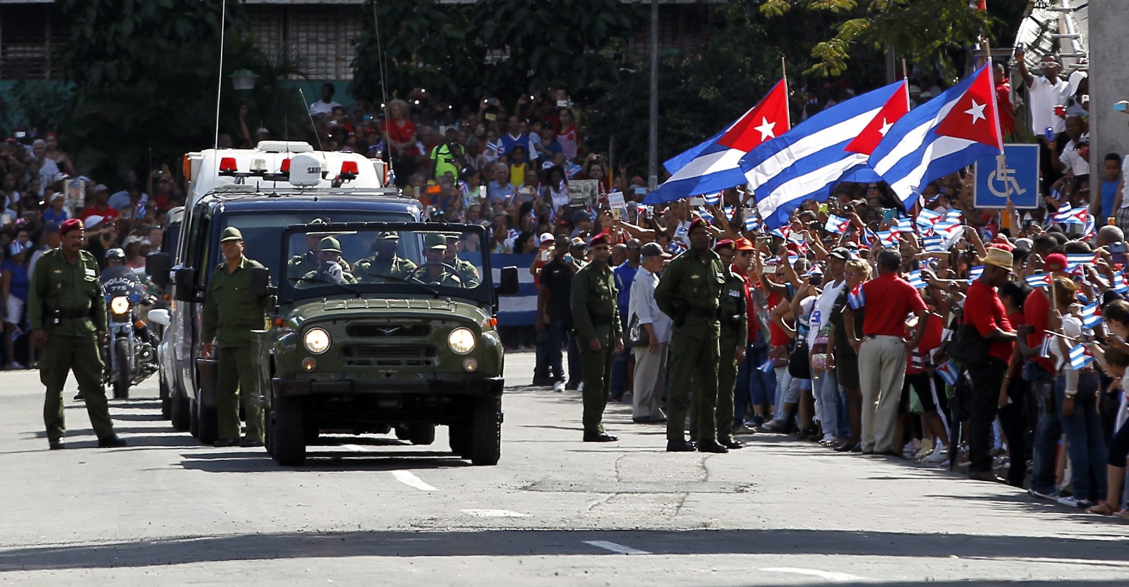 Tysiące ludzi na trasie przejazdu prochów byłego kubańskiego dyktatora Fidela Castro.