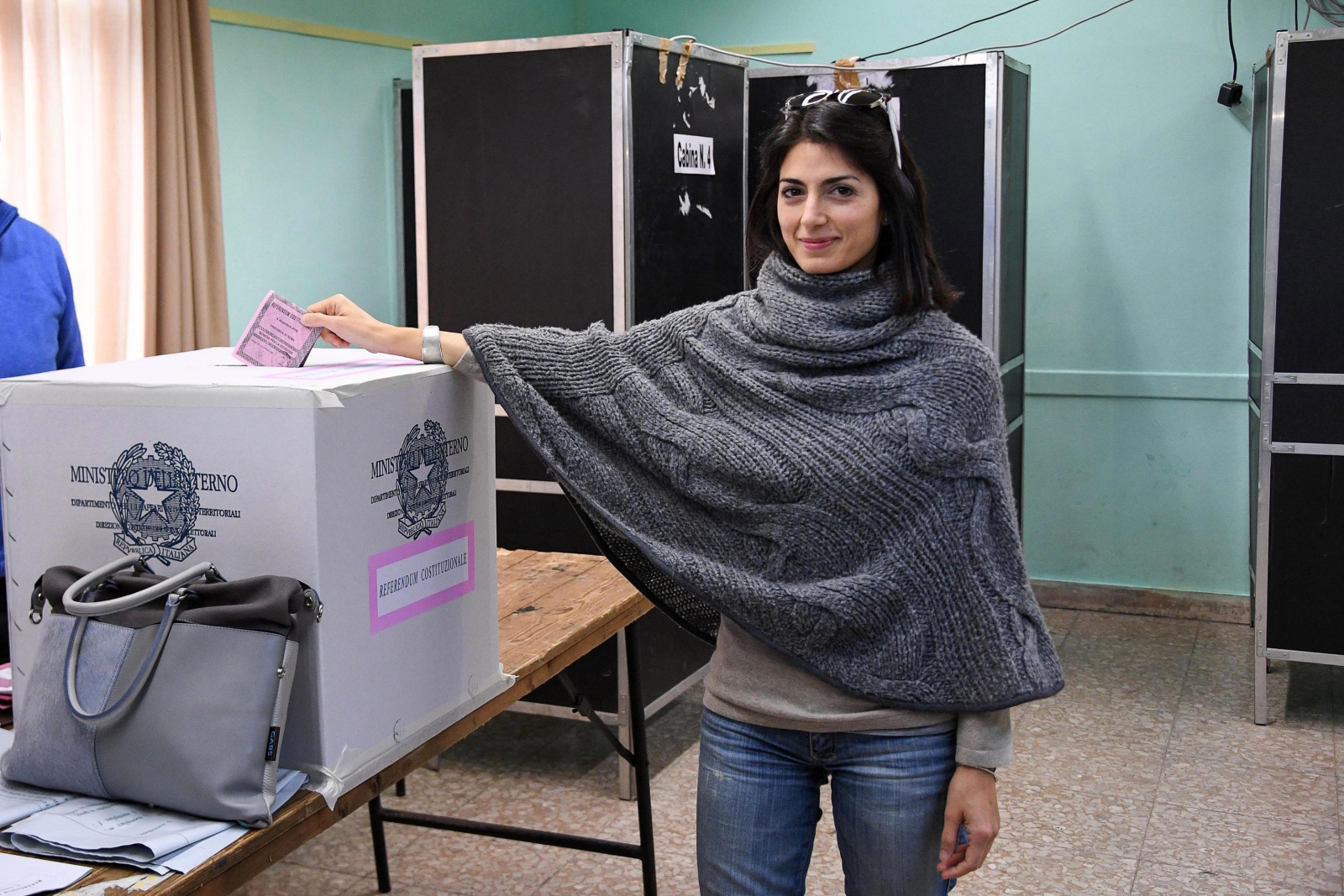 Burmistrz Rzymu Virginia Raggi oddaje głos w referendum konstytucyjnym we Włoszech.