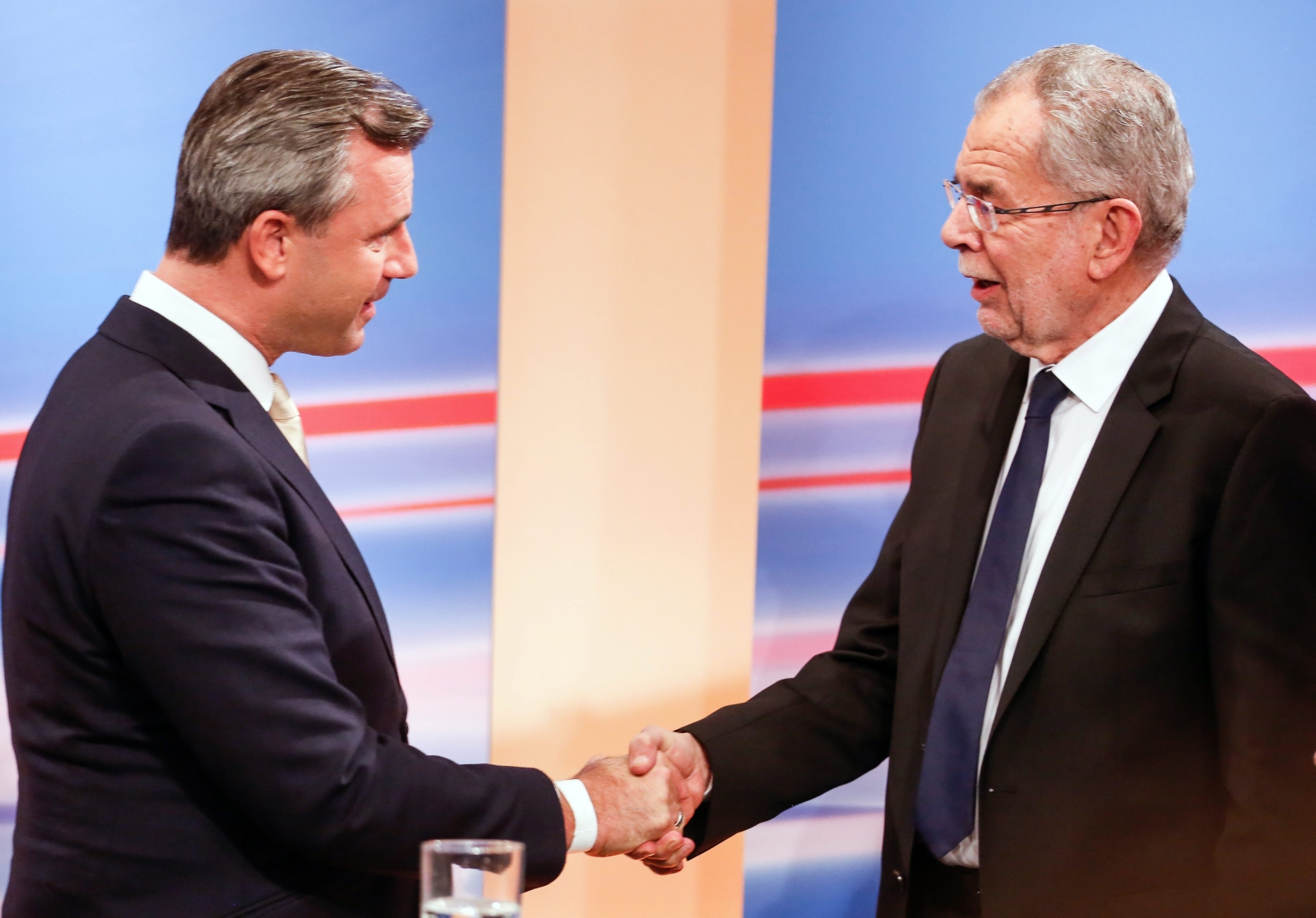 Kandydaci na prezydenta Austrii Alexander Van der Bellen i Norbert Hofer w trakcie dzisiejszych wyborów.