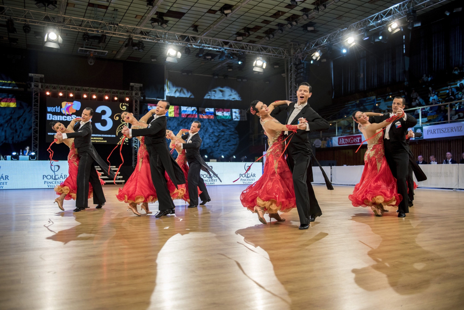 Tancerze z Zespołu Tańca Brno Starlet w czasie półfinałów Mistrzostw Świata w Budapeszcie.