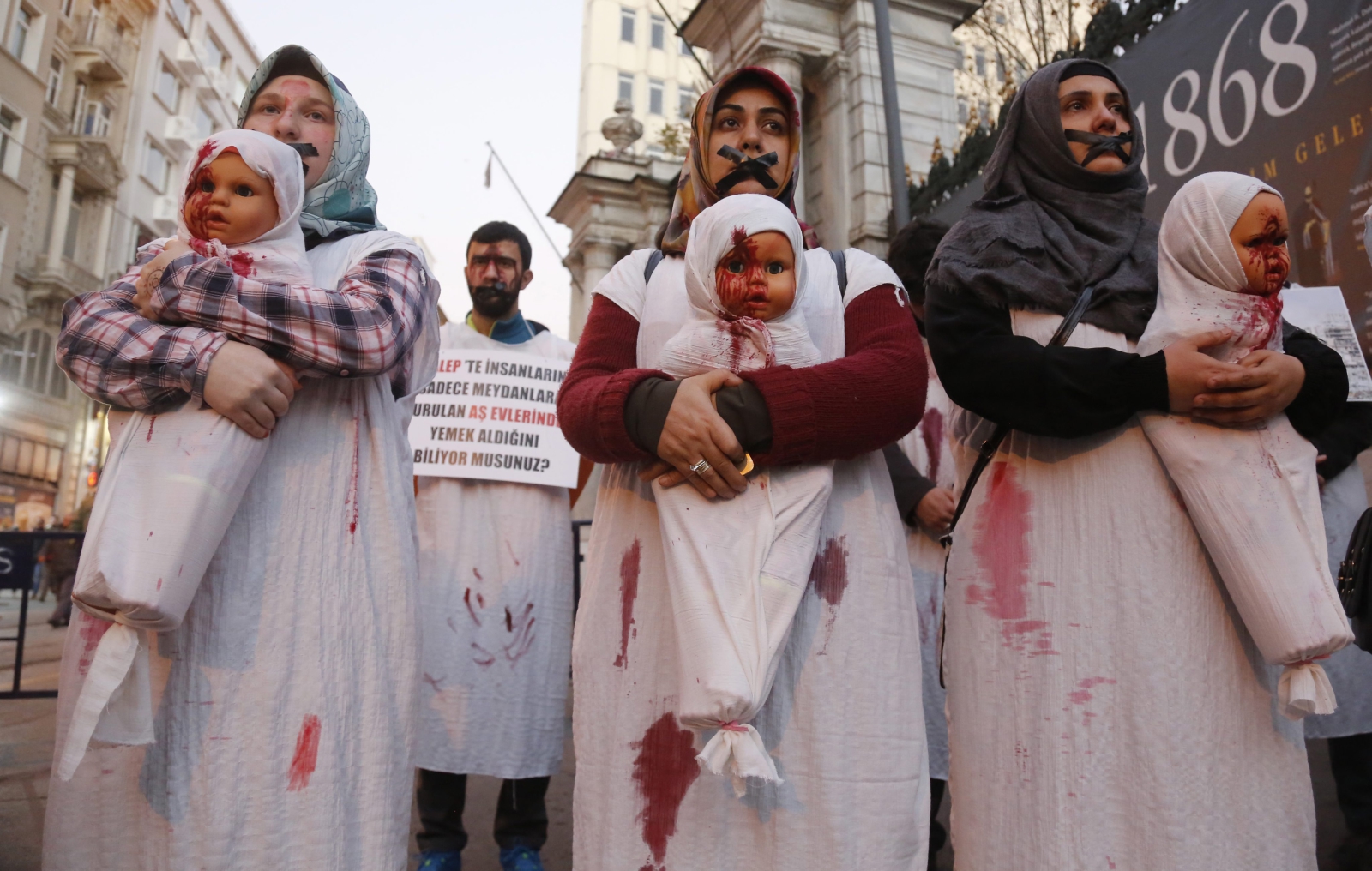 Syryjskie kobiety protestujące przeciwko prezydentowi Basharowi Assadowi. Fot. PAP/EPA/CEM TURKEL 