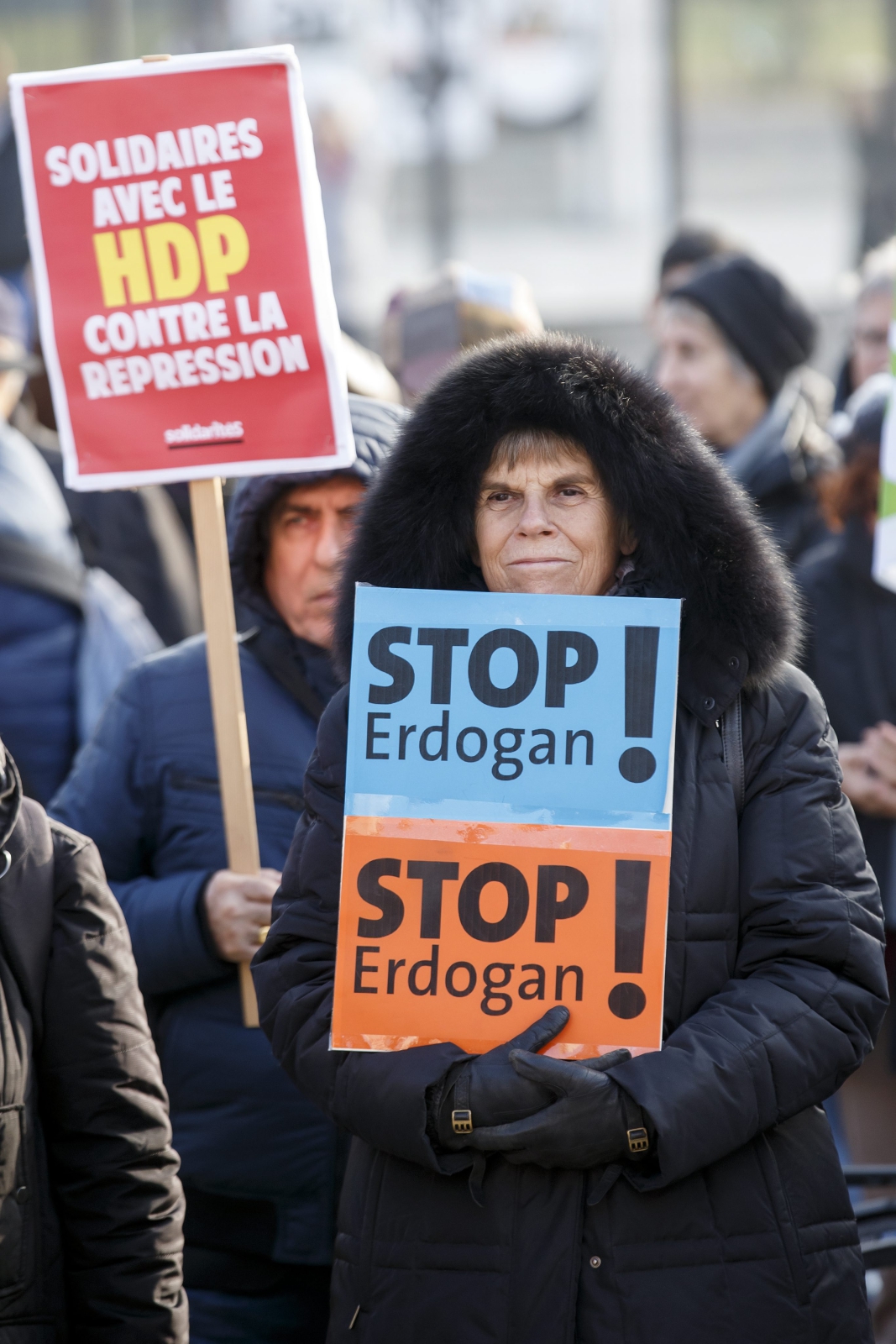Protestujący przeciwko dyktaturze Erdogana trzyma kartkę z napisem 