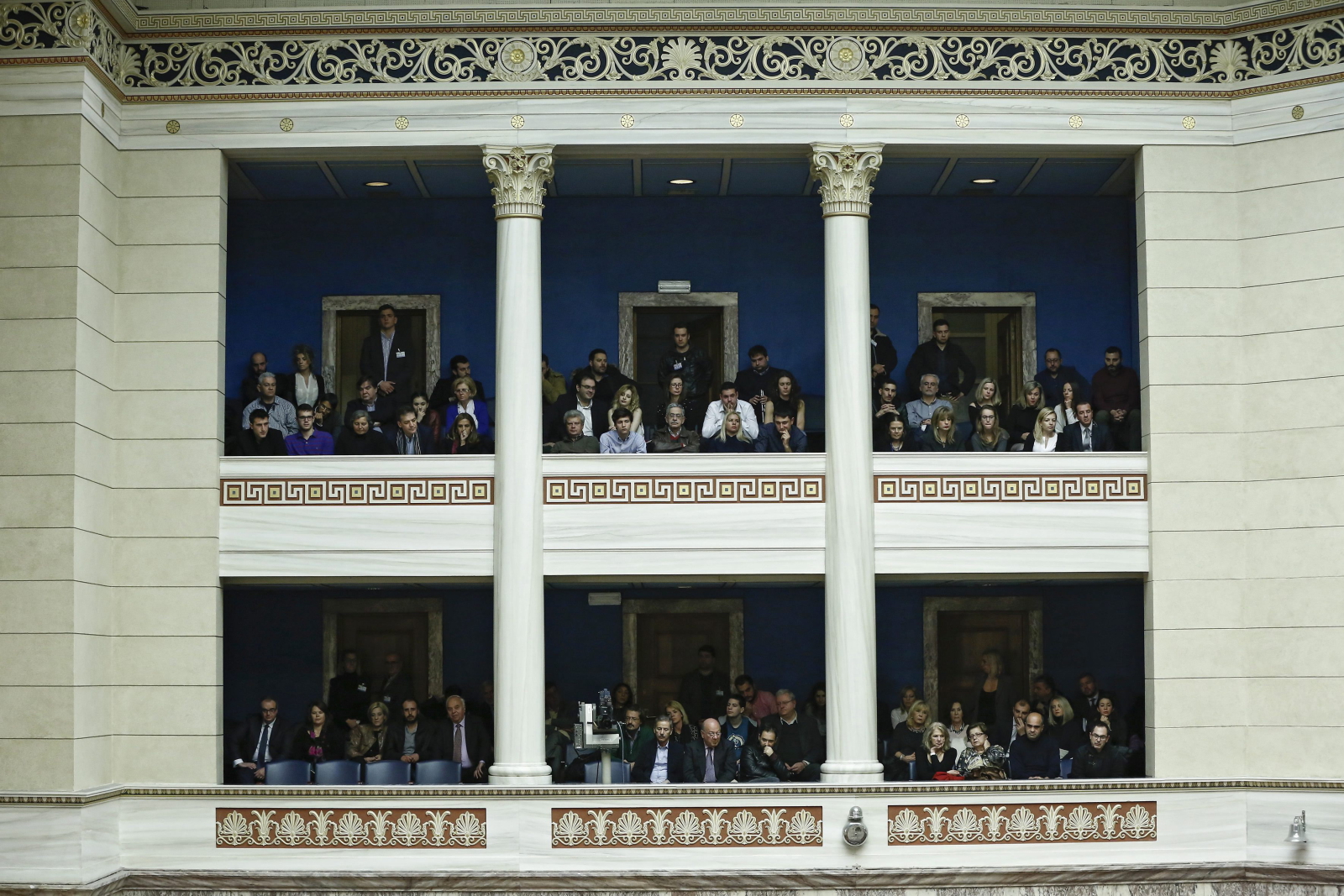 Greccy obywatele przyglądają się sesji parlamentu dotyczącej budżetu.