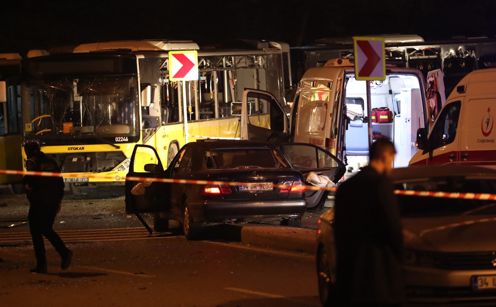 Policja zabezpiecza teren wokół wybuchu przy Vodafone Arena Stadion w Istambule, Turcja. Według danych policji w wyniku wybuchu samochodu-pułapki śmierć poniosło co najmniej 13 osób.