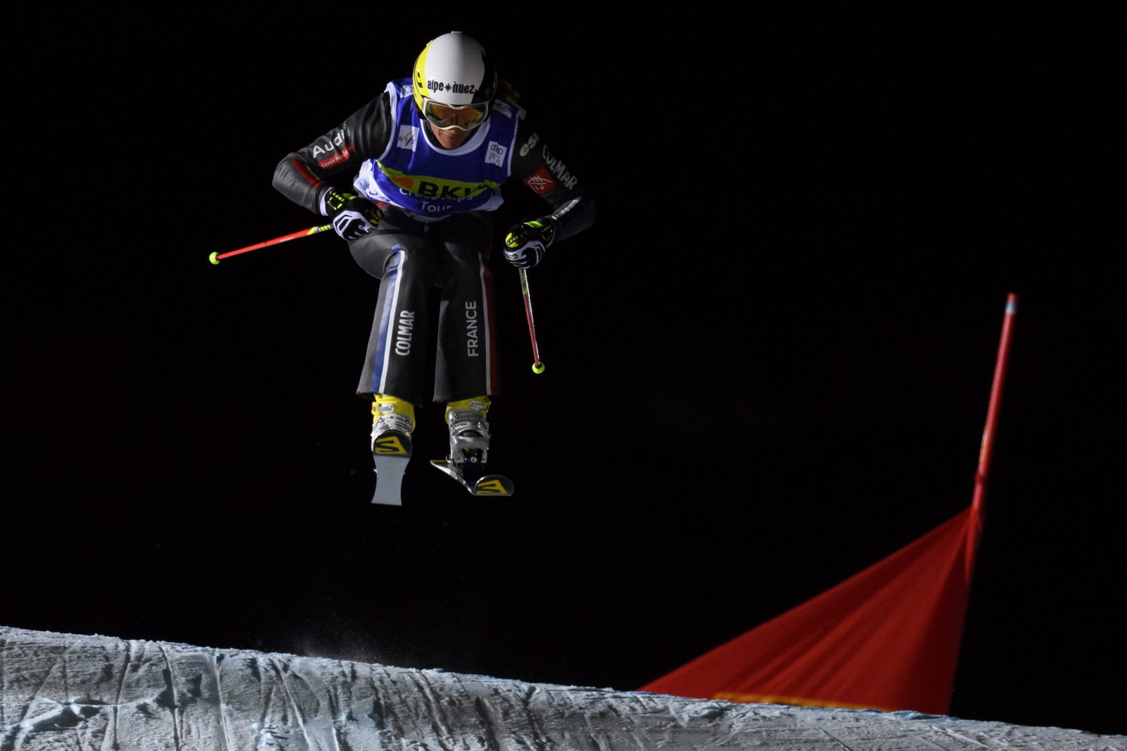Ophelie David z Francji pędzi w dół stoku w czasie półfinałów w Skicrossie w Arosie, Szwajcaria.